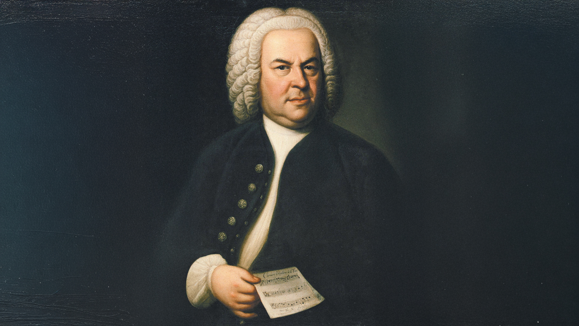 Person mit barocker Perücke und dunklem Mantel hält ein Notenblatt in der Hand