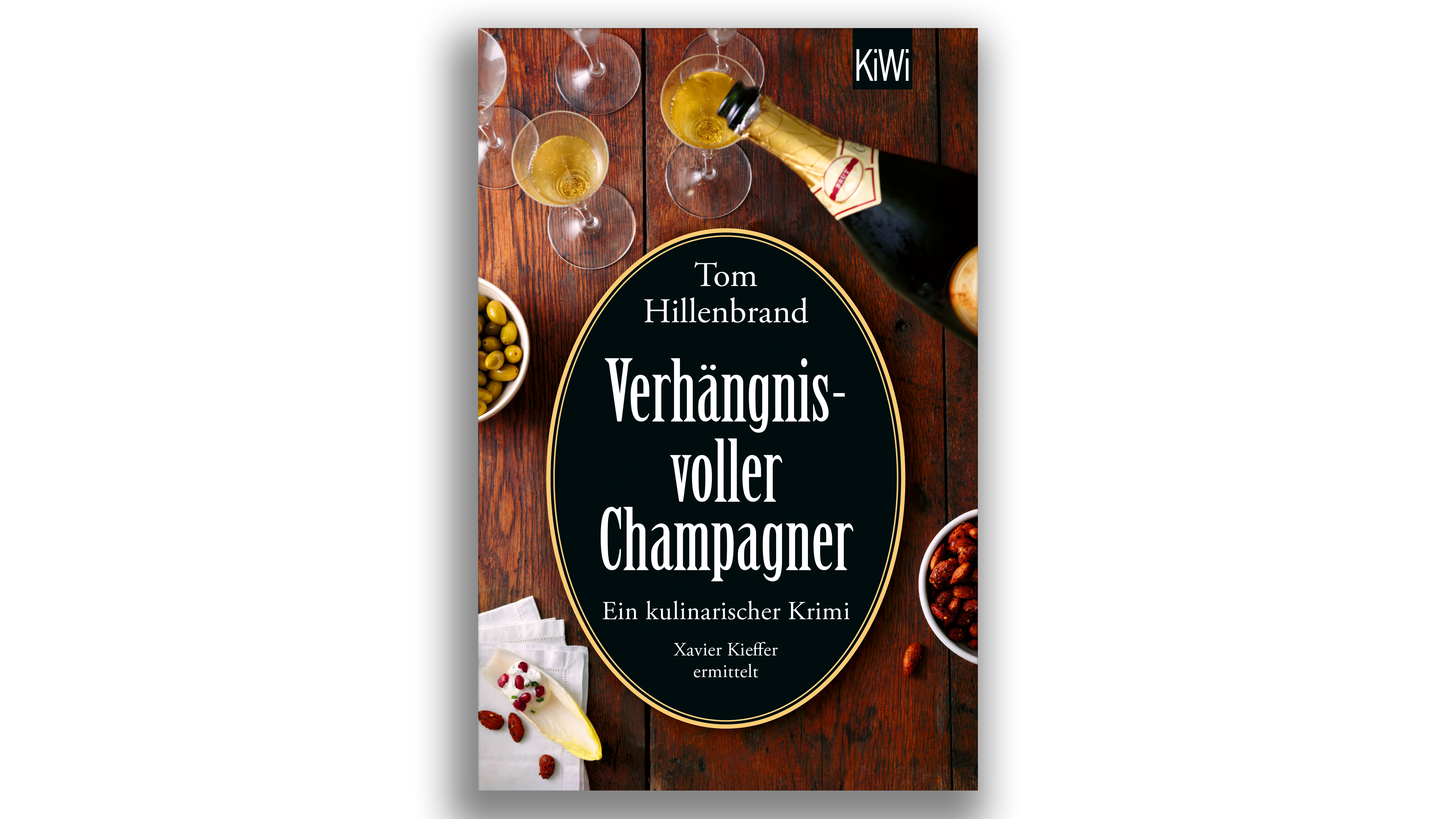 Buchcover „Verhängnisvoller Champagner“ mit Sektgläsern, Champagnerflasche und Snacks auf Holztisch