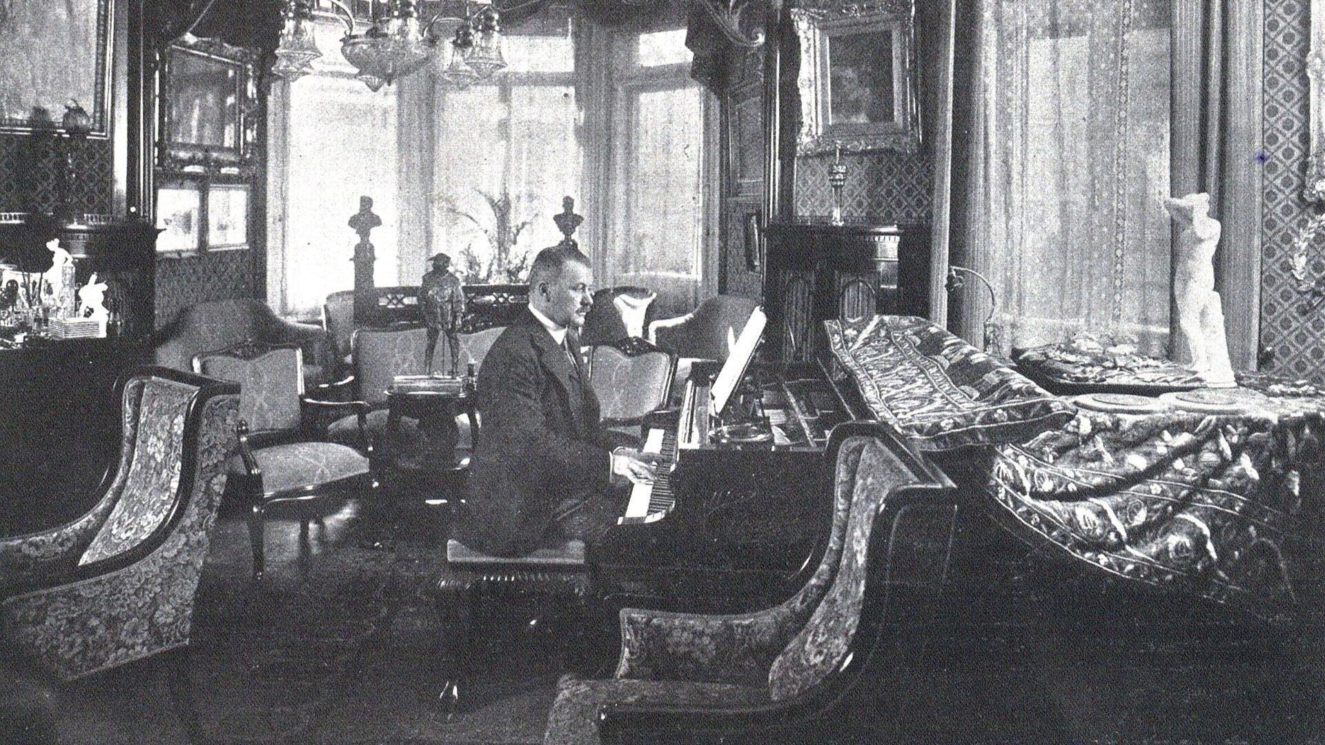 Komponist Franz Lehár spielt in seiner Wohnung Klavier