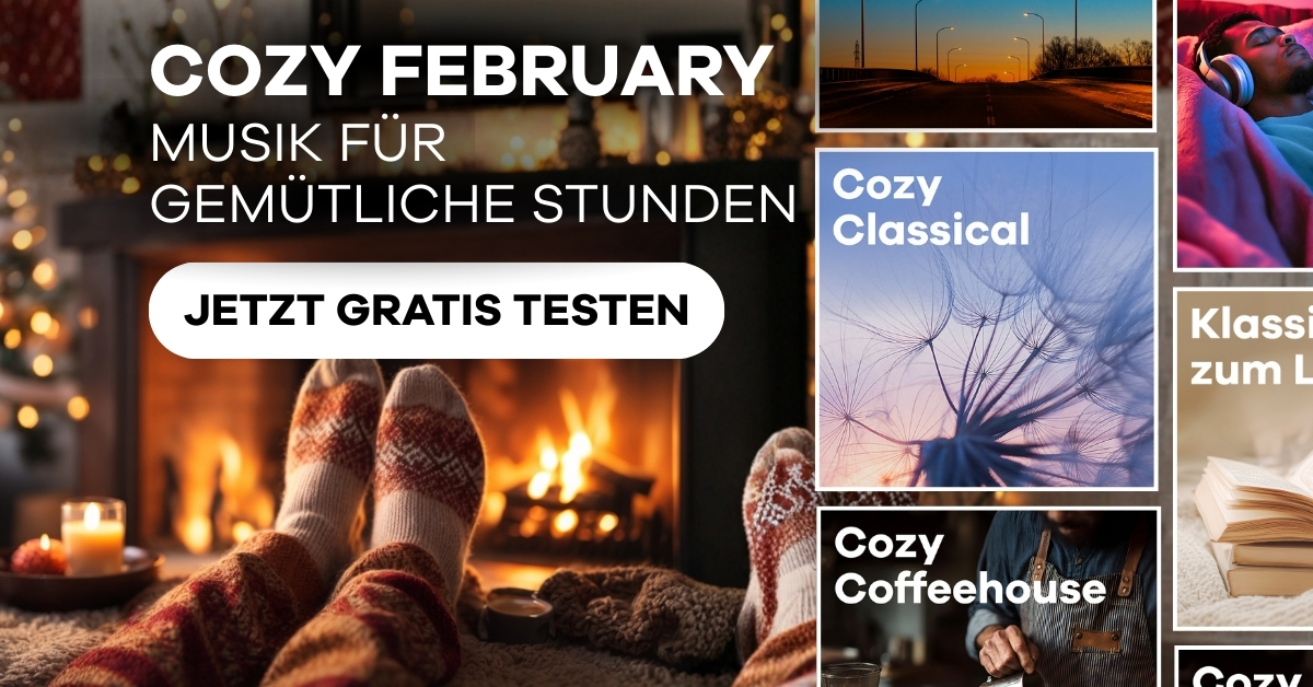Verschneite Socken vor Kaminfeuer, gemütliche Atmosphäre mit Kerzen, Werbung für entspannte Musikrichtungen