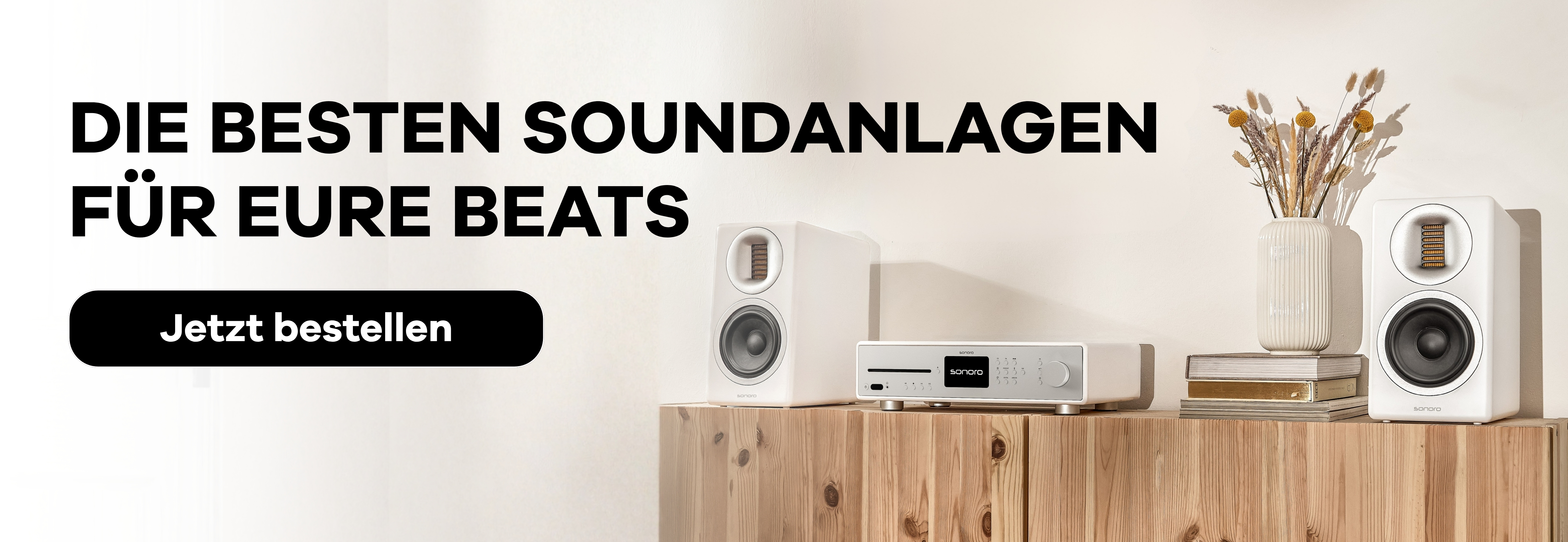 Im Hintergrund sonoro Maestro mit Orchestra Lautsprechern auf einer Holzkommode, links daneben Text "Die besten Soundanlagen für eure Beats - jetzt bestellen"