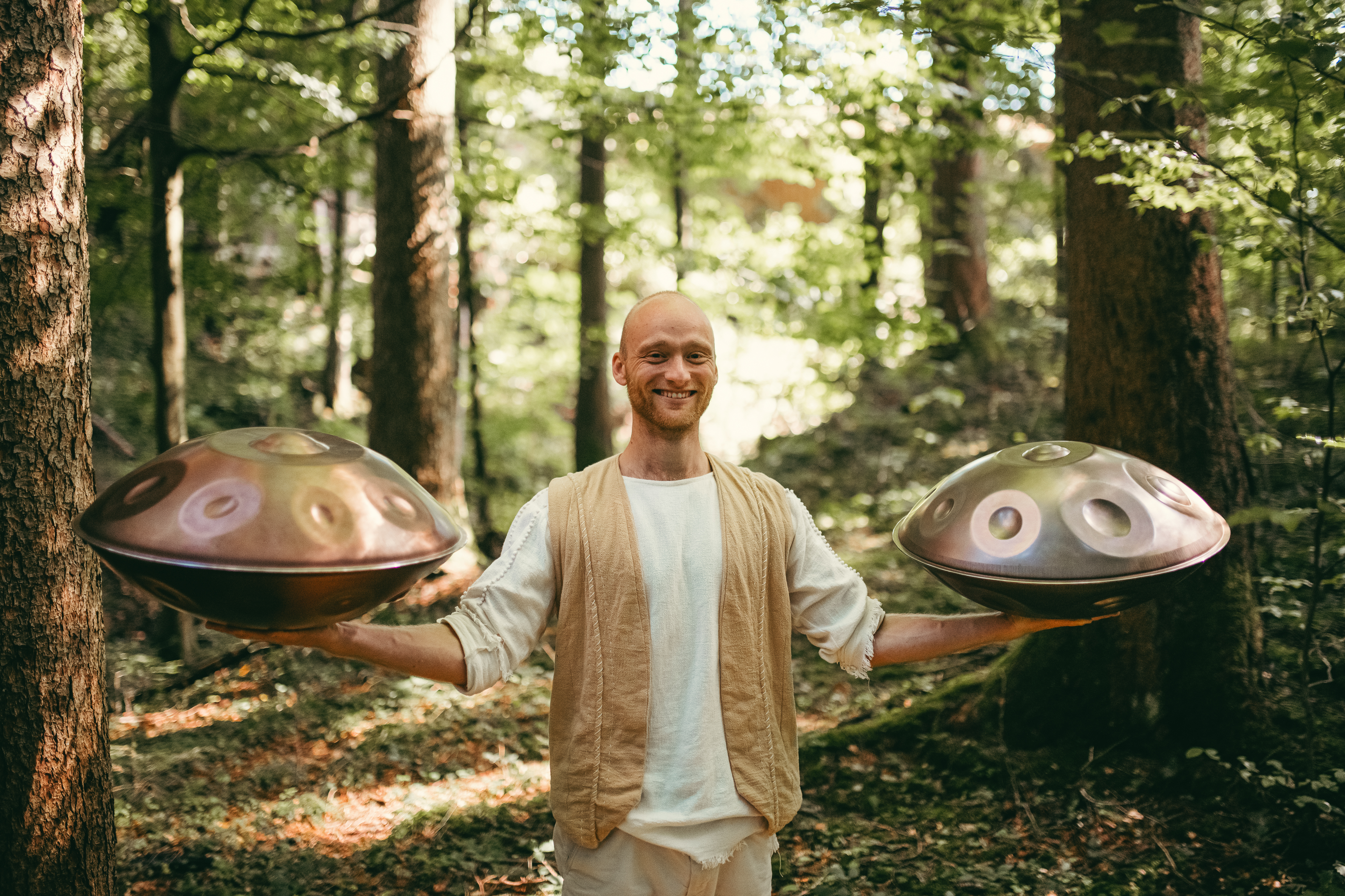 Malte Marten mit 2 Handpans