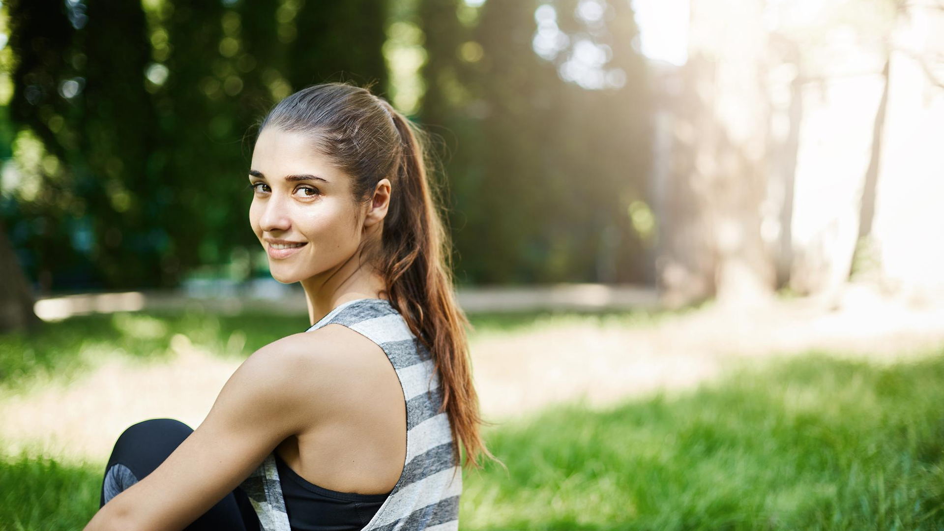 frau sitzt auf der wiese