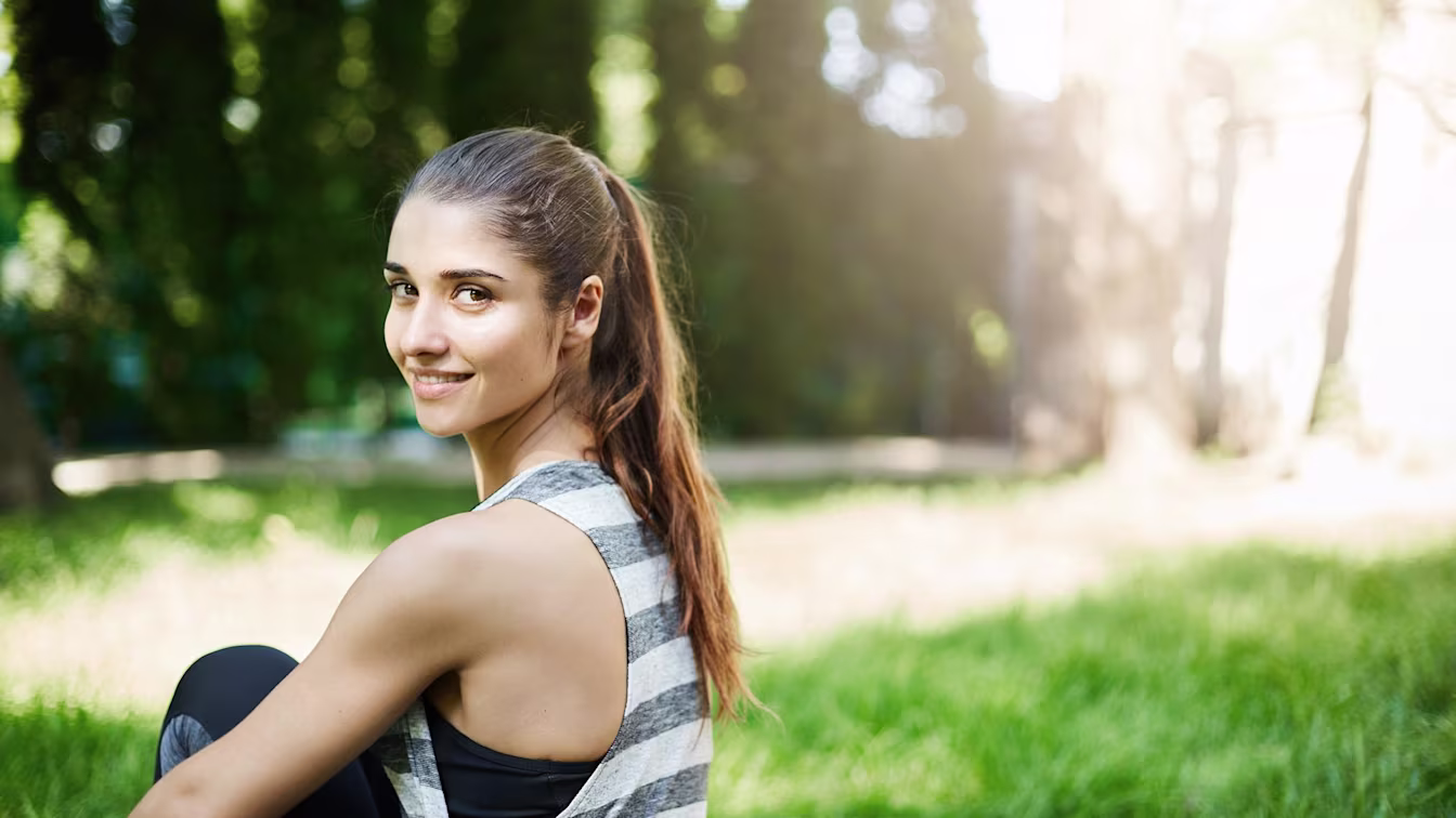 frau sitzt auf der wiese