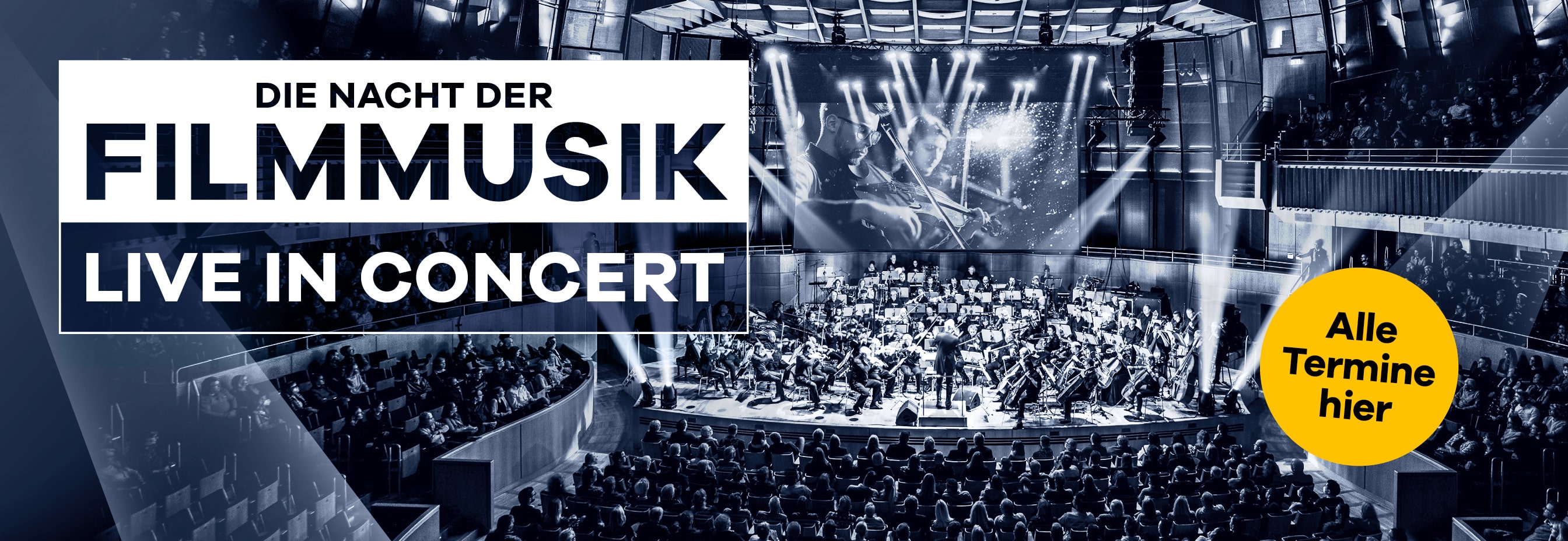 Großes Orchester spielt Filmmusik live auf einer Konzertbühne, Publikum sitzt im Saal, Konzertankündigung für 2025