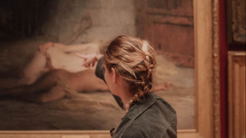 Junge Frau in einem Museum  |  Junge Frau in einem Museum 