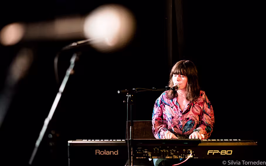 Hannag Körner auf der Bühne beim letzten Hausbandabend des Frauenmusikzentrums