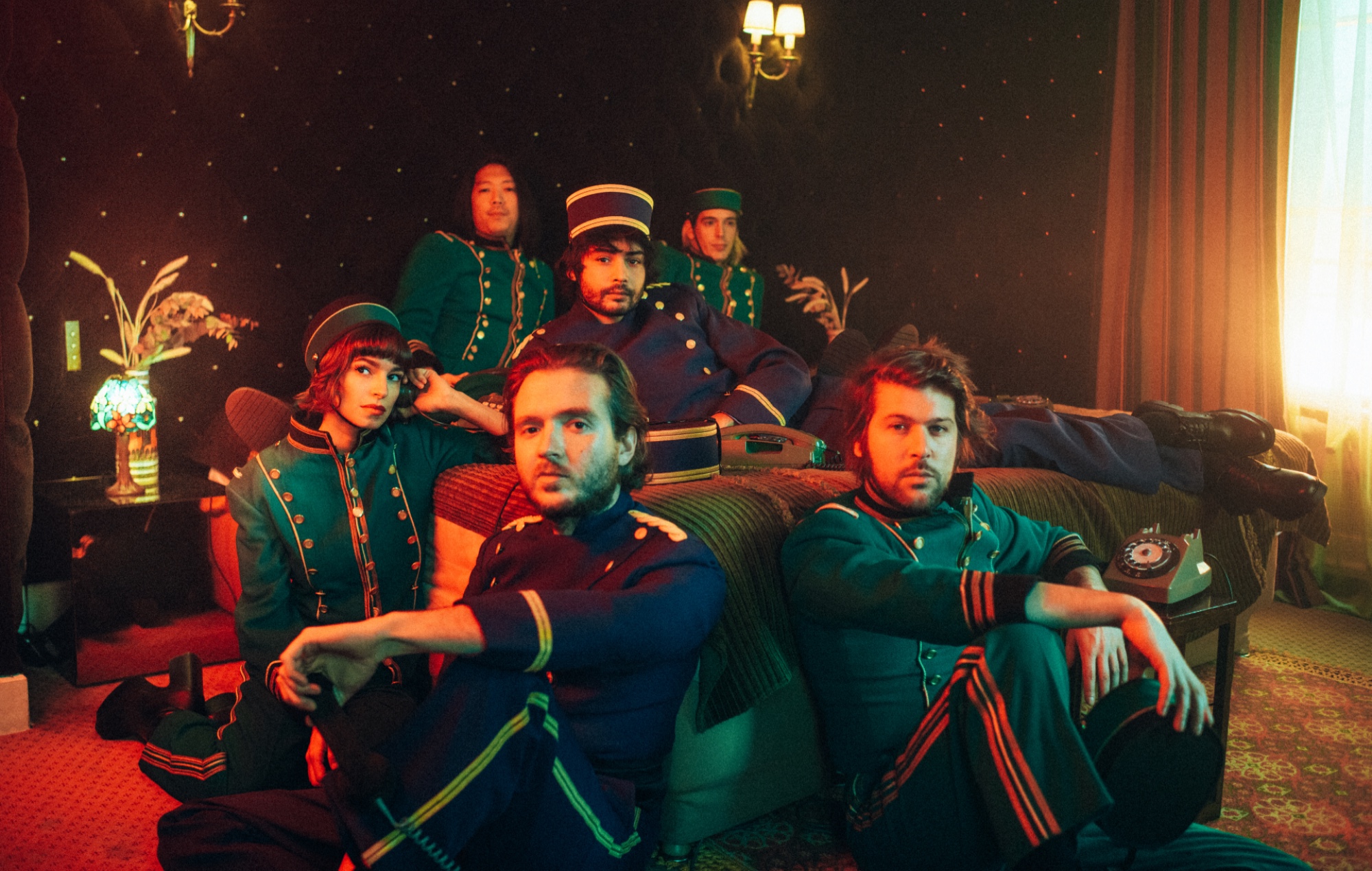 Die Band L'Impératrice als Hotelpagen 