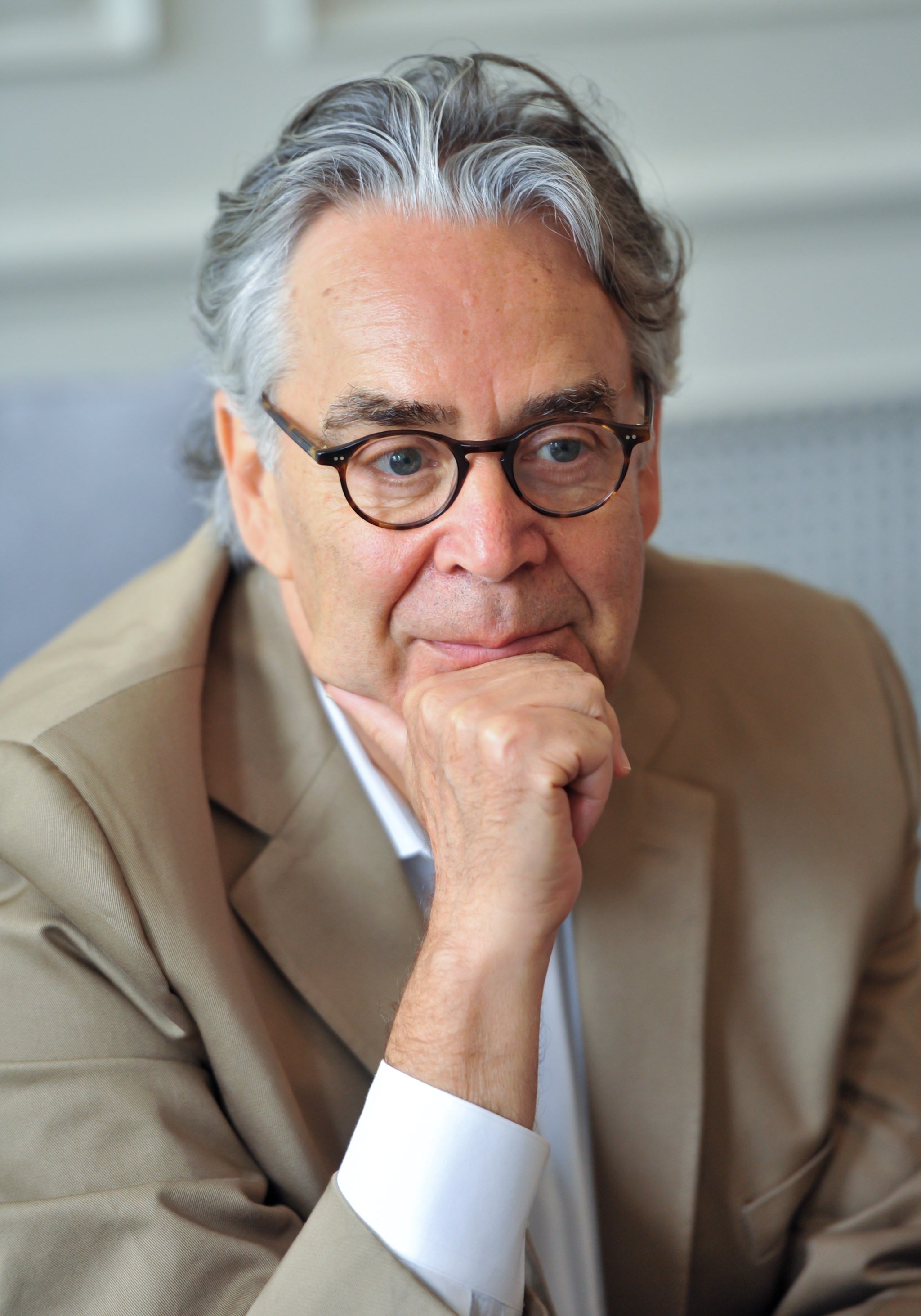 Filmmusikkomponist Howard Shore in Denkerpose