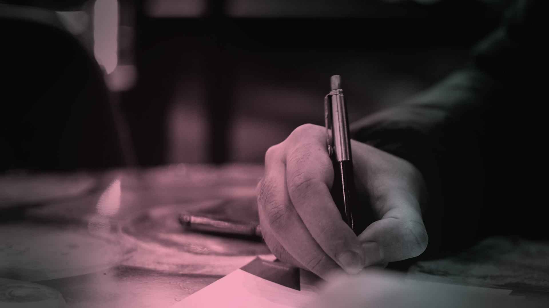 <figure class="image"><img src="//images.ctfassets.net/jkv7j7ridlow/kla-11692/c336de463434a3ff03e558789bd320d0/2022-04_Klassik-Radio_Hall-of-Fame_Website_Artikel_pers-Note_4_4.jpg" alt="Hand mit Stift mit rötlichem Schimmer"></figure>