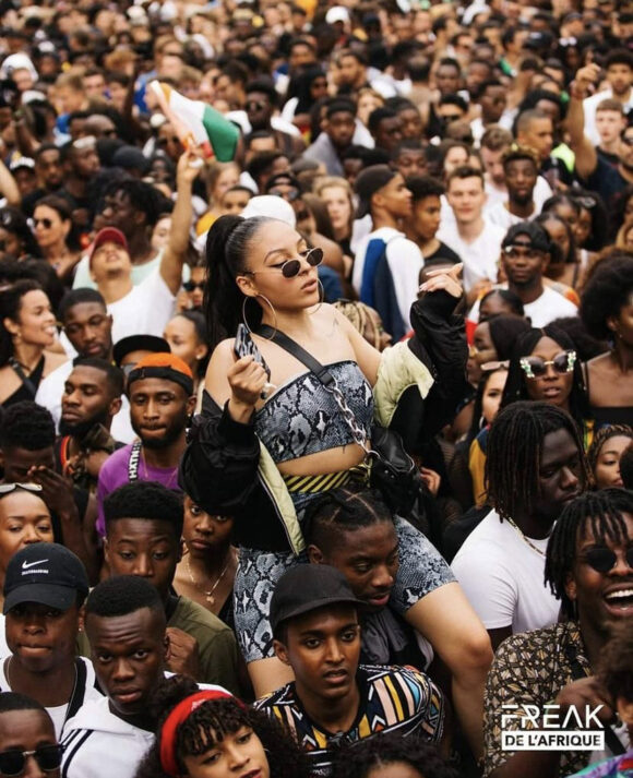 Eine Menschenmenge bei einem Konzert der Gruppe Freak De L'Afrique