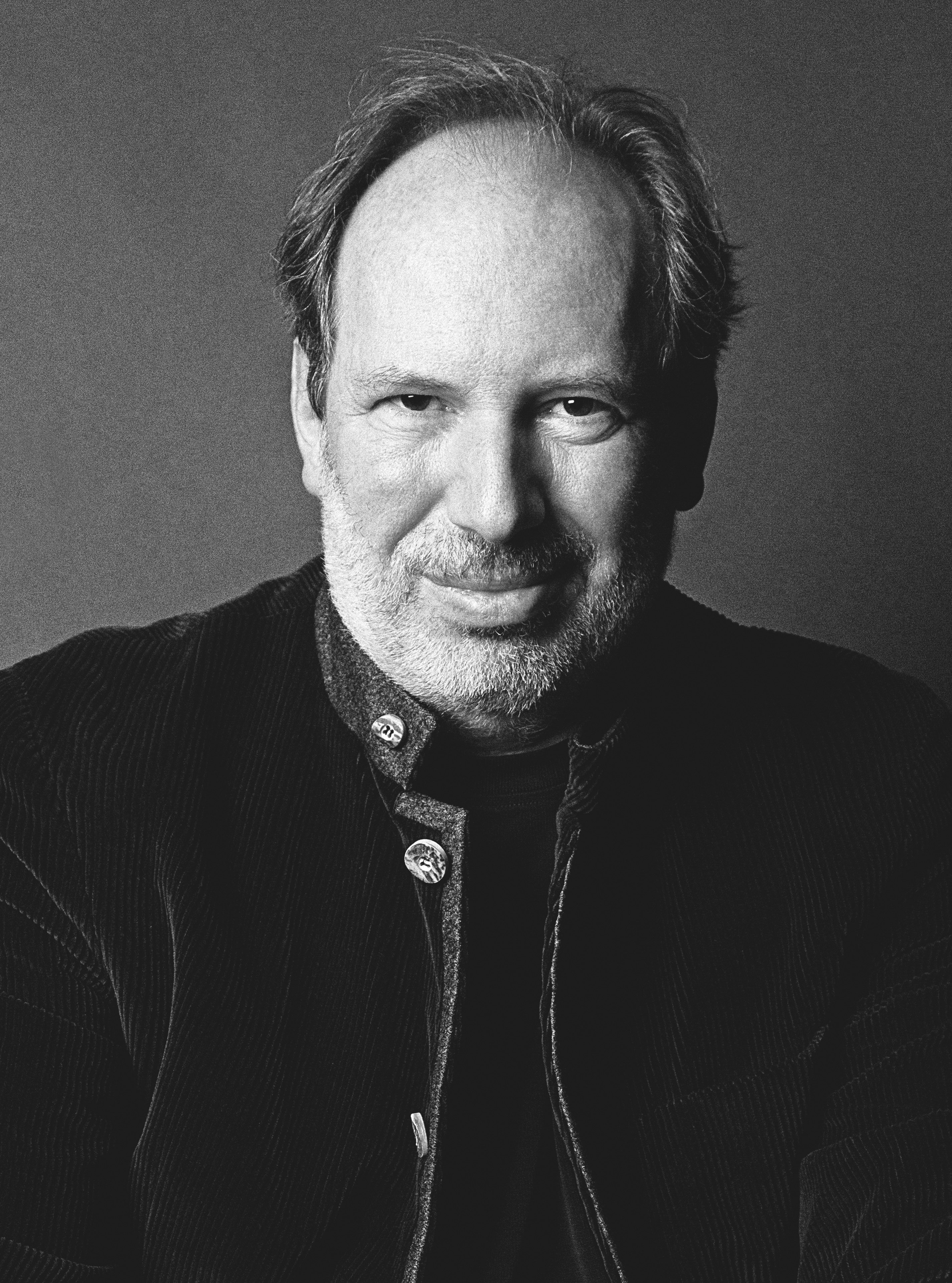 Hans Zimmer freut sich im Bademantel über Oscar