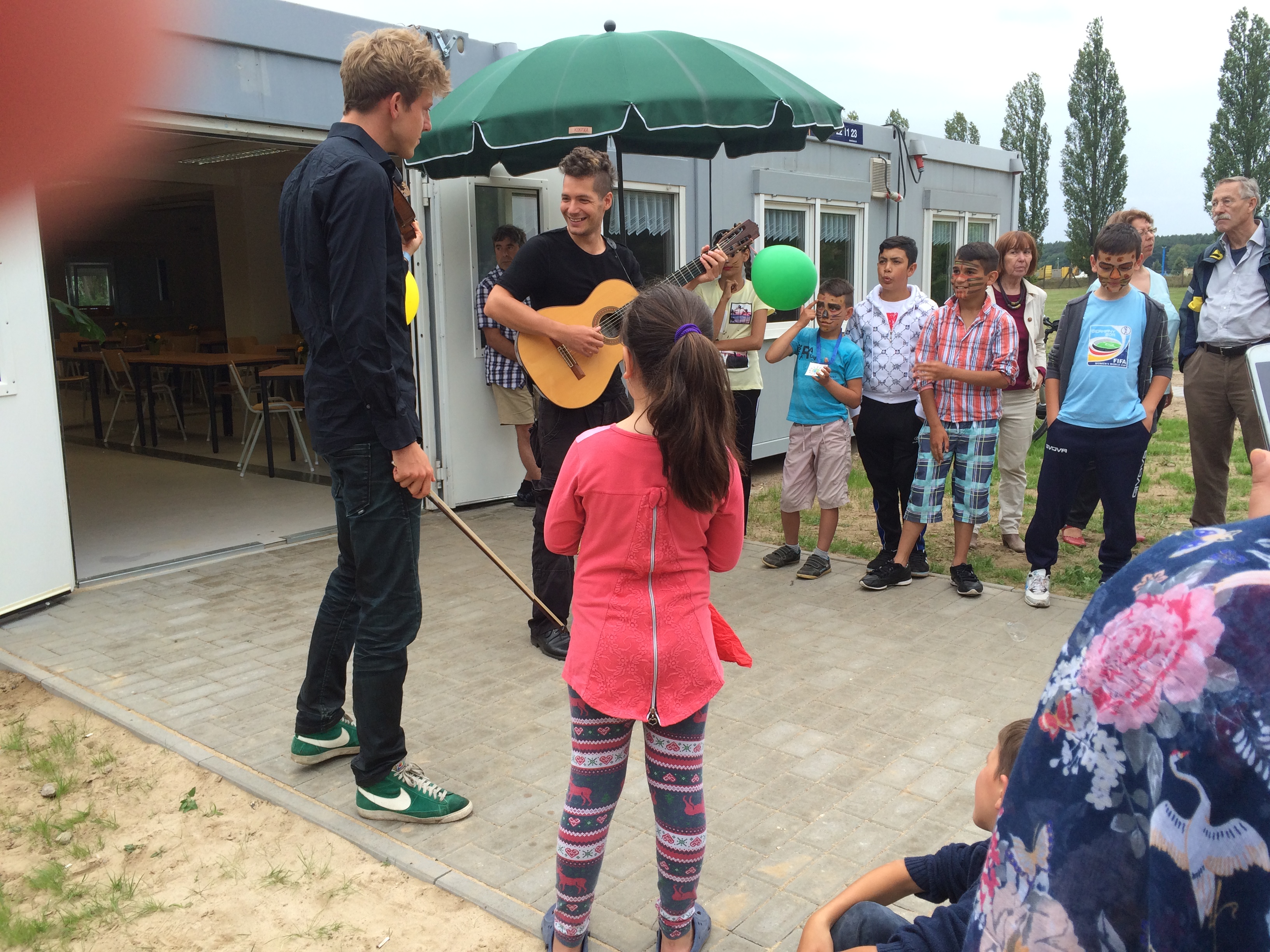 Musiker bei einem Konzert mit Kindern