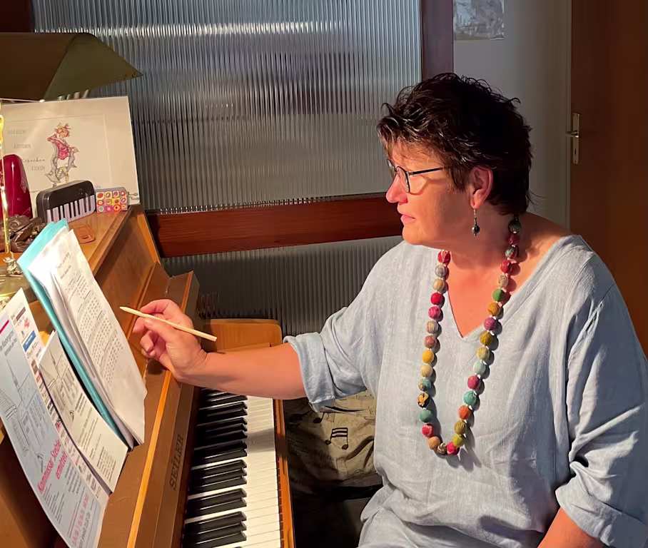 Hörerin Barbara König am Klavier