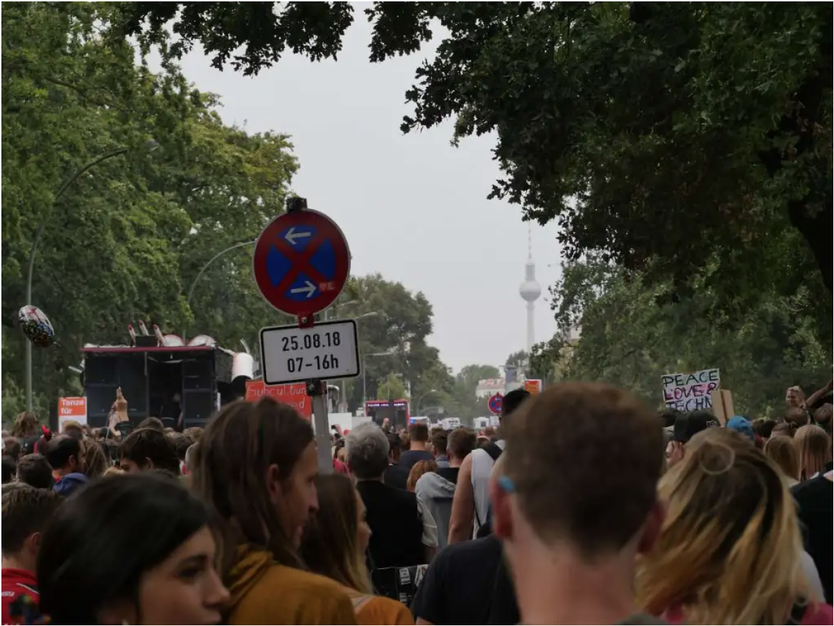 „Zug der Liebe“ in Berlin lockt ca. 9.000 Menschen