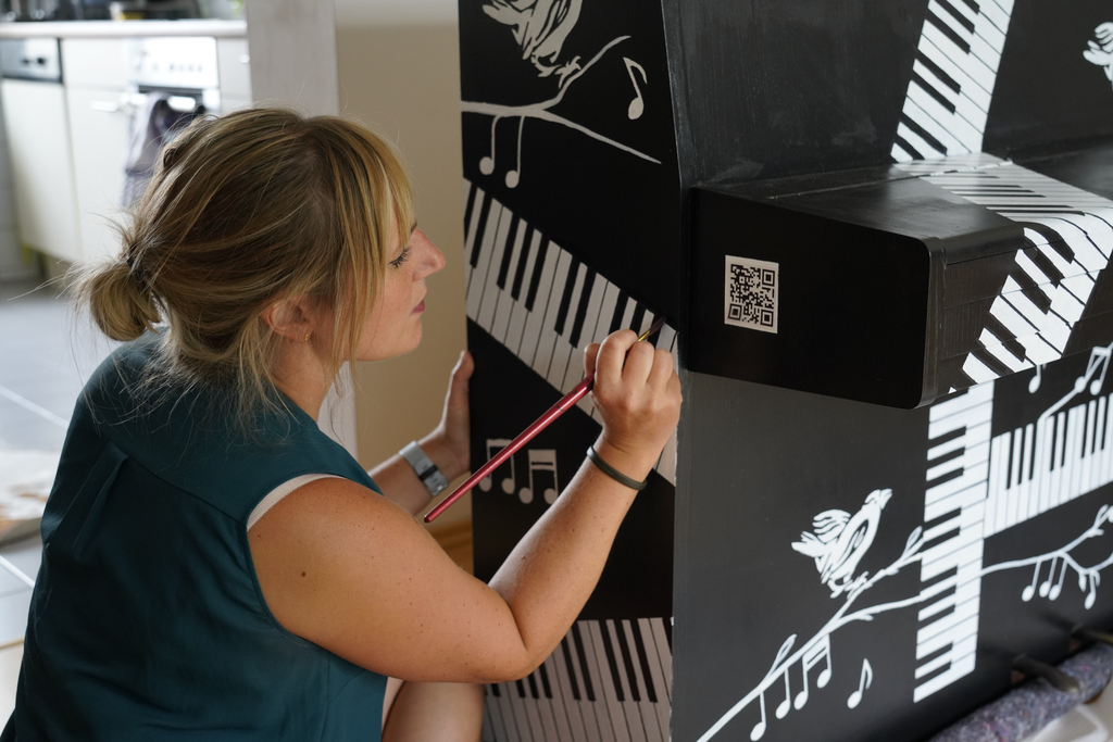 Ein Klavier wird kunstvoll bemalt