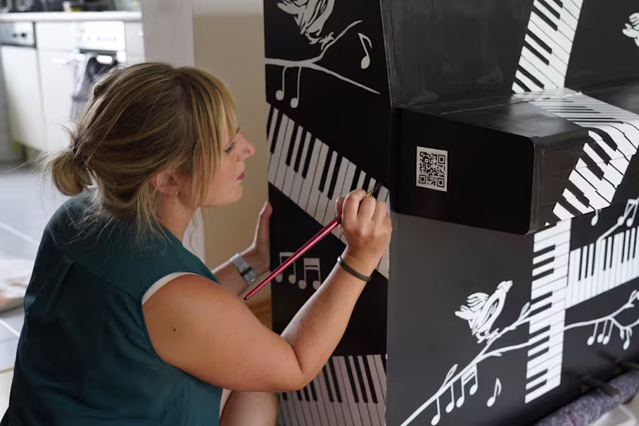 Ein Klavier wird kunstvoll bemalt
