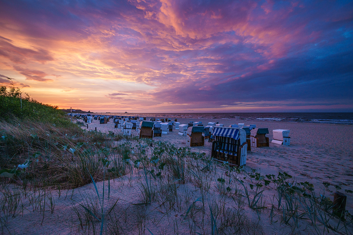 Strandkörbe am Abend