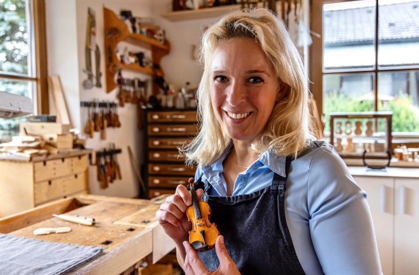 Geigenbauerin Maria Sandner