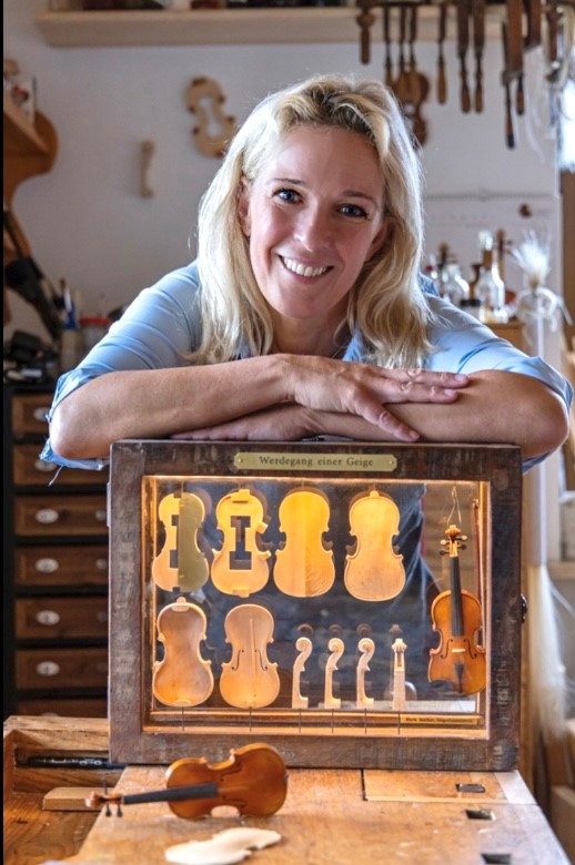 Geigenbauerin Maria Sandner mit ihrem Werdegang