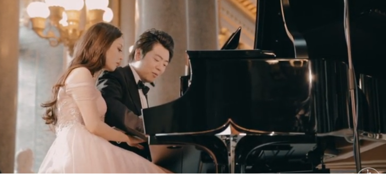 Lang Lang und seine Frau Gina Alice Redlinger am Klavier 