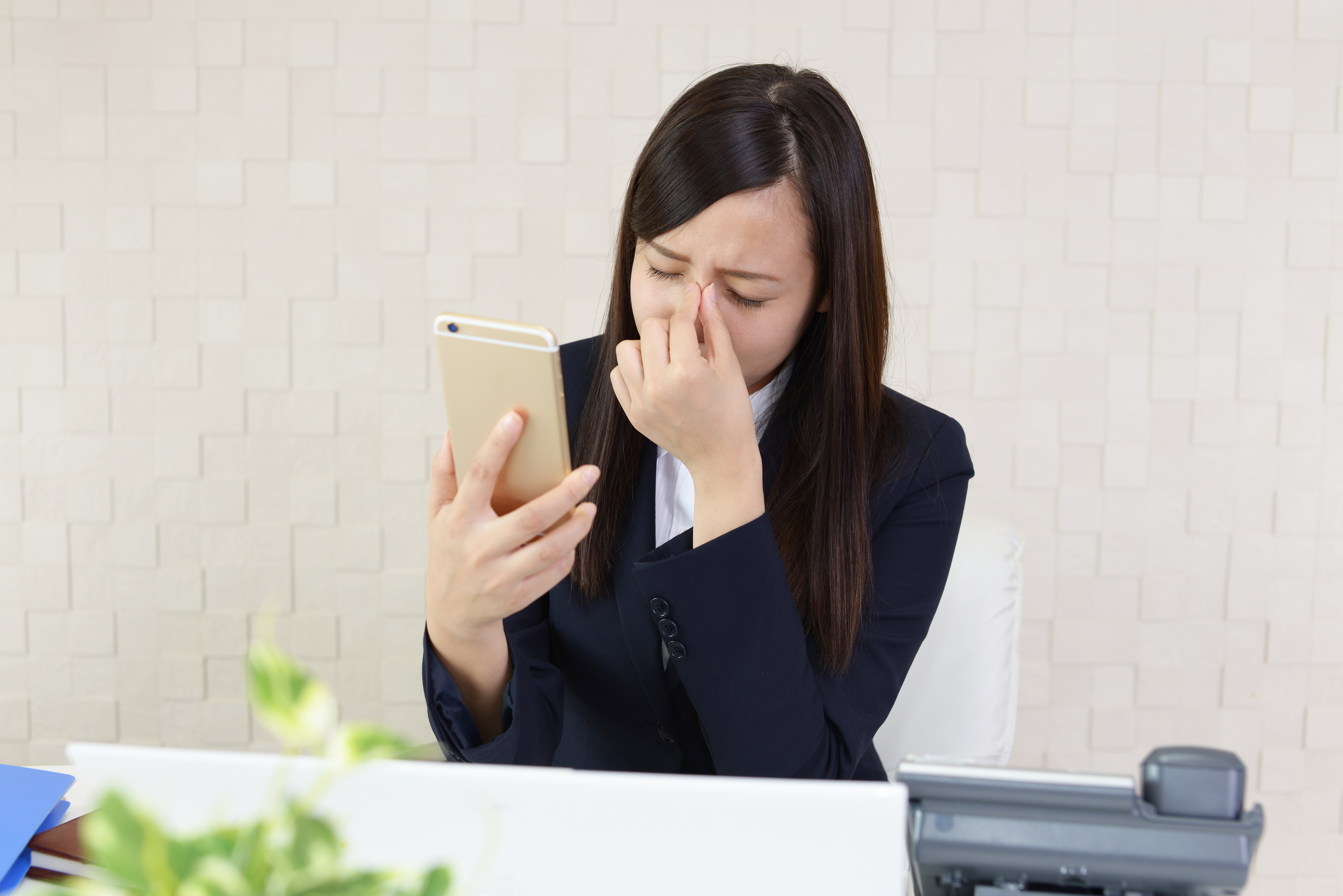 Frau mit müdem Blick