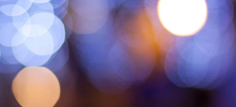 Lichtpunkte in blau, weiß und orange 