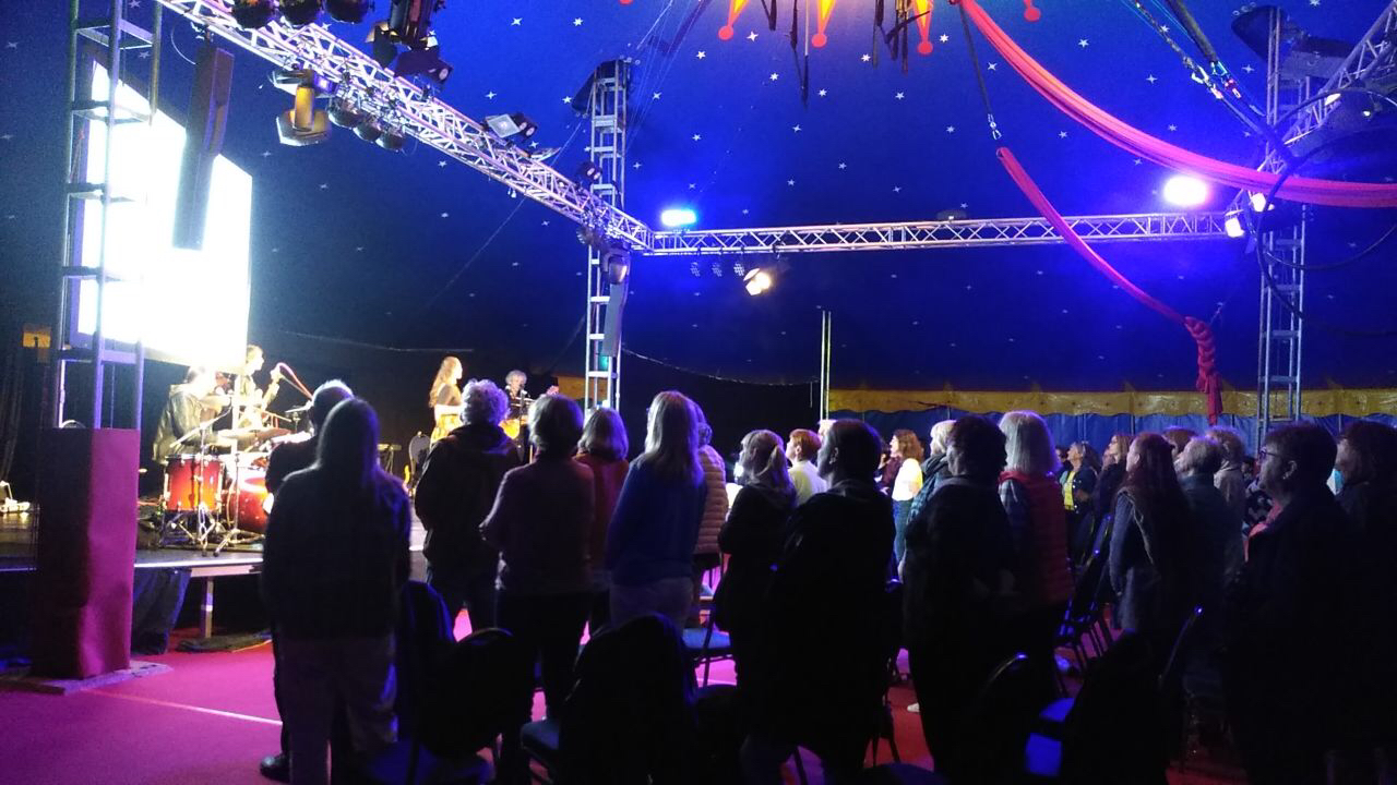 "Singen macht glücklich. Falsch singen auch."