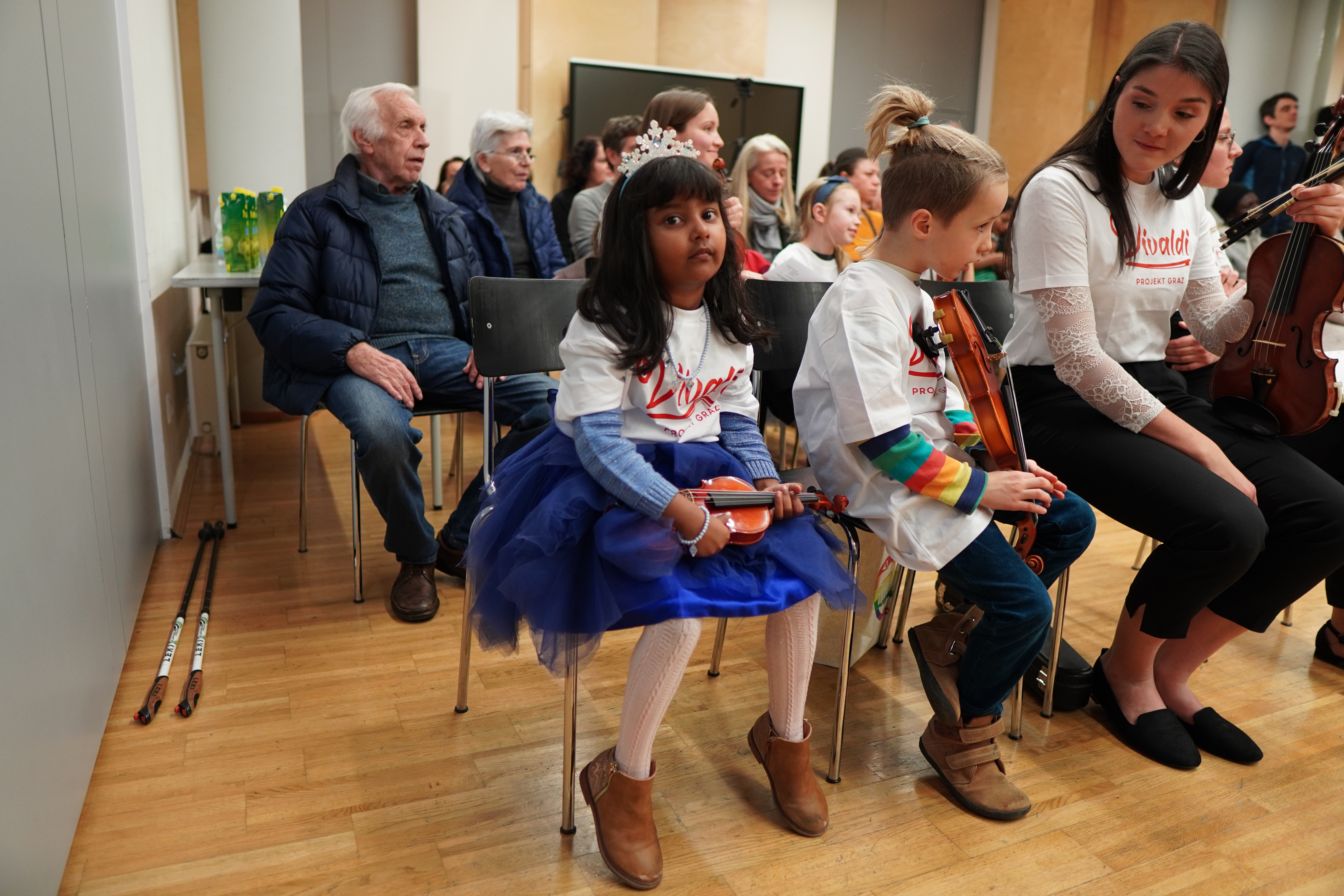 Vor dem großen Aufritt: Kinder des Vivaldi Projekts mit ihrer Lehrerin bei einer der Geigenparties