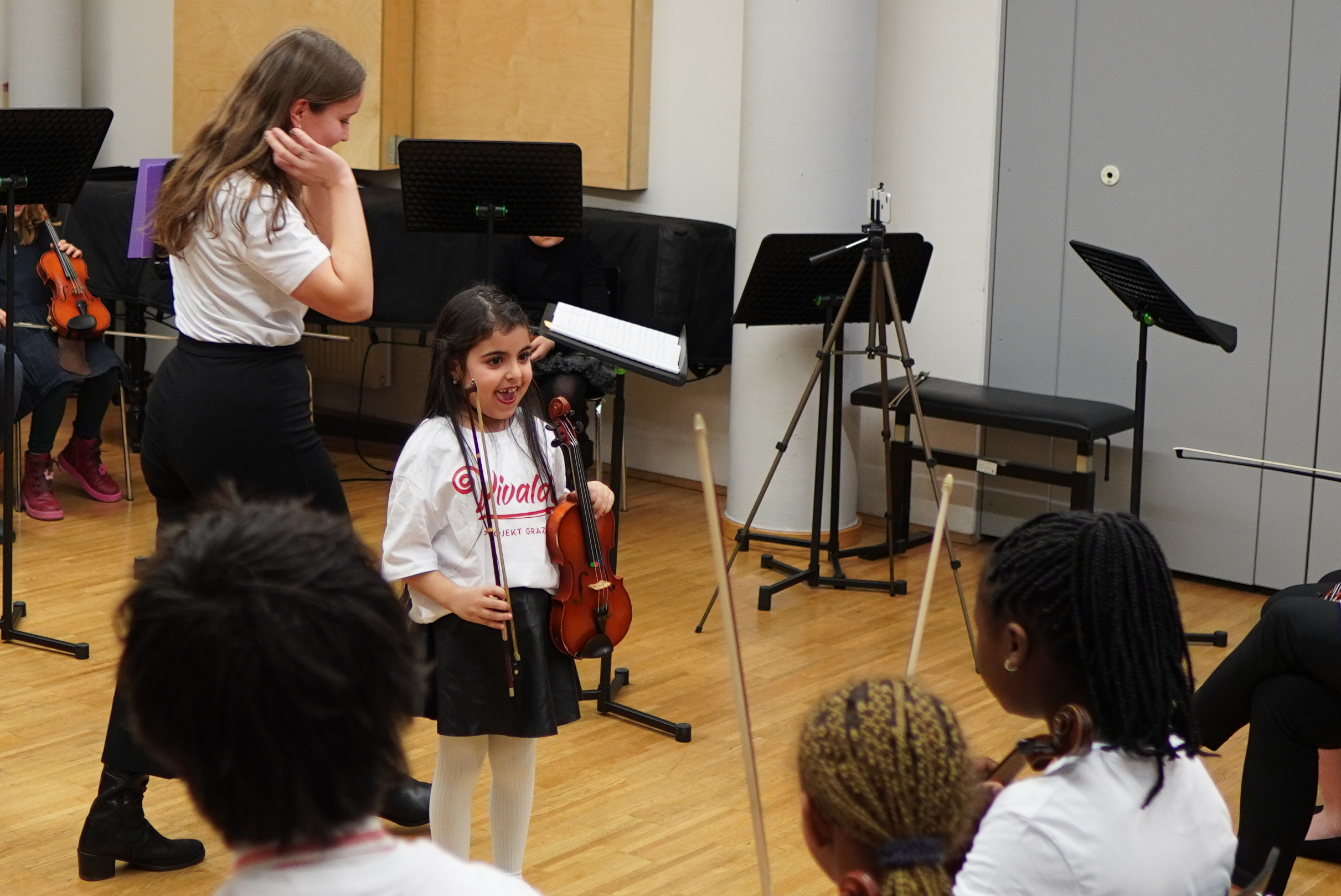 Großer Auftritt für eine kleine Musikerin bei der Geigenparty