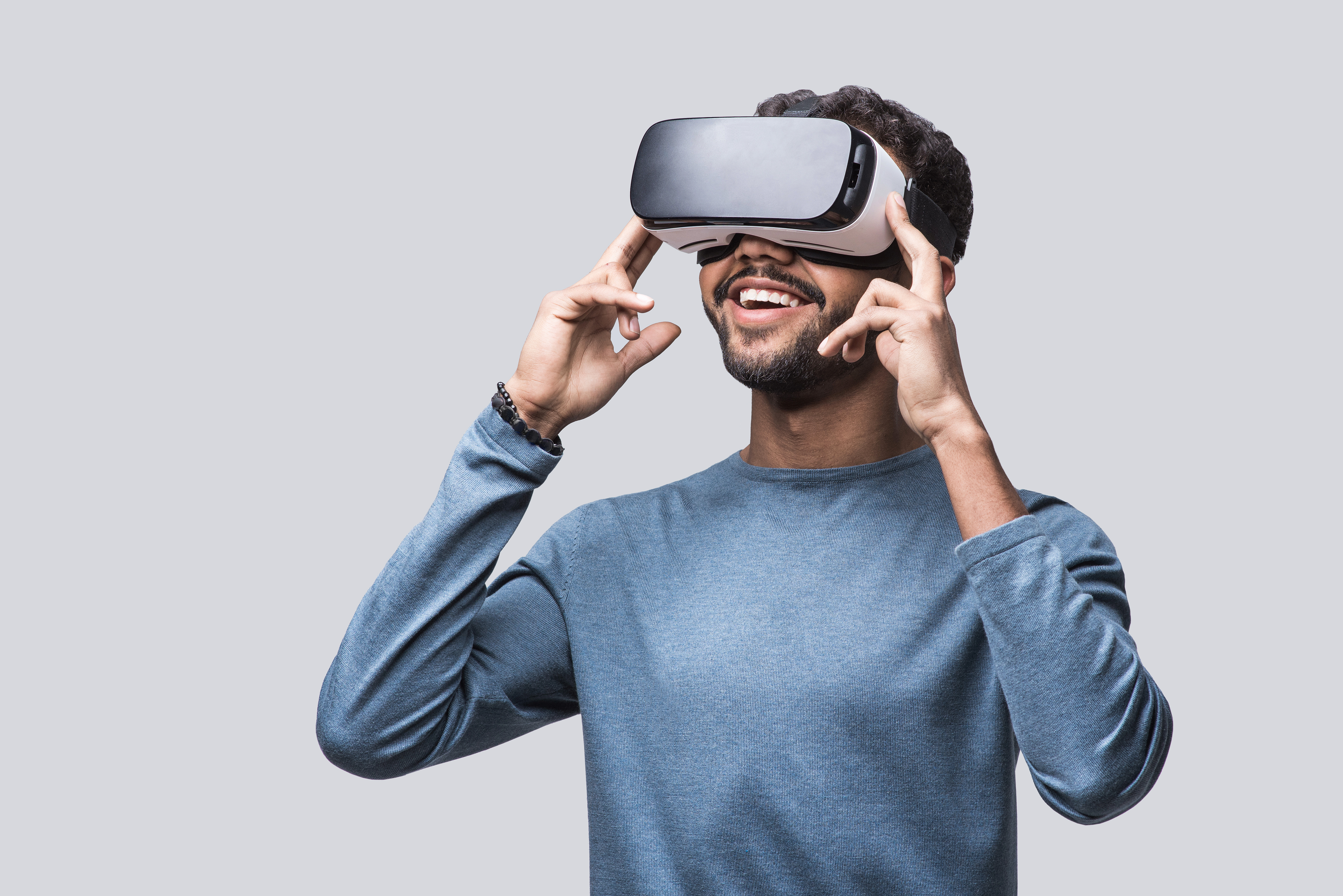 Mann mit VR-Brille