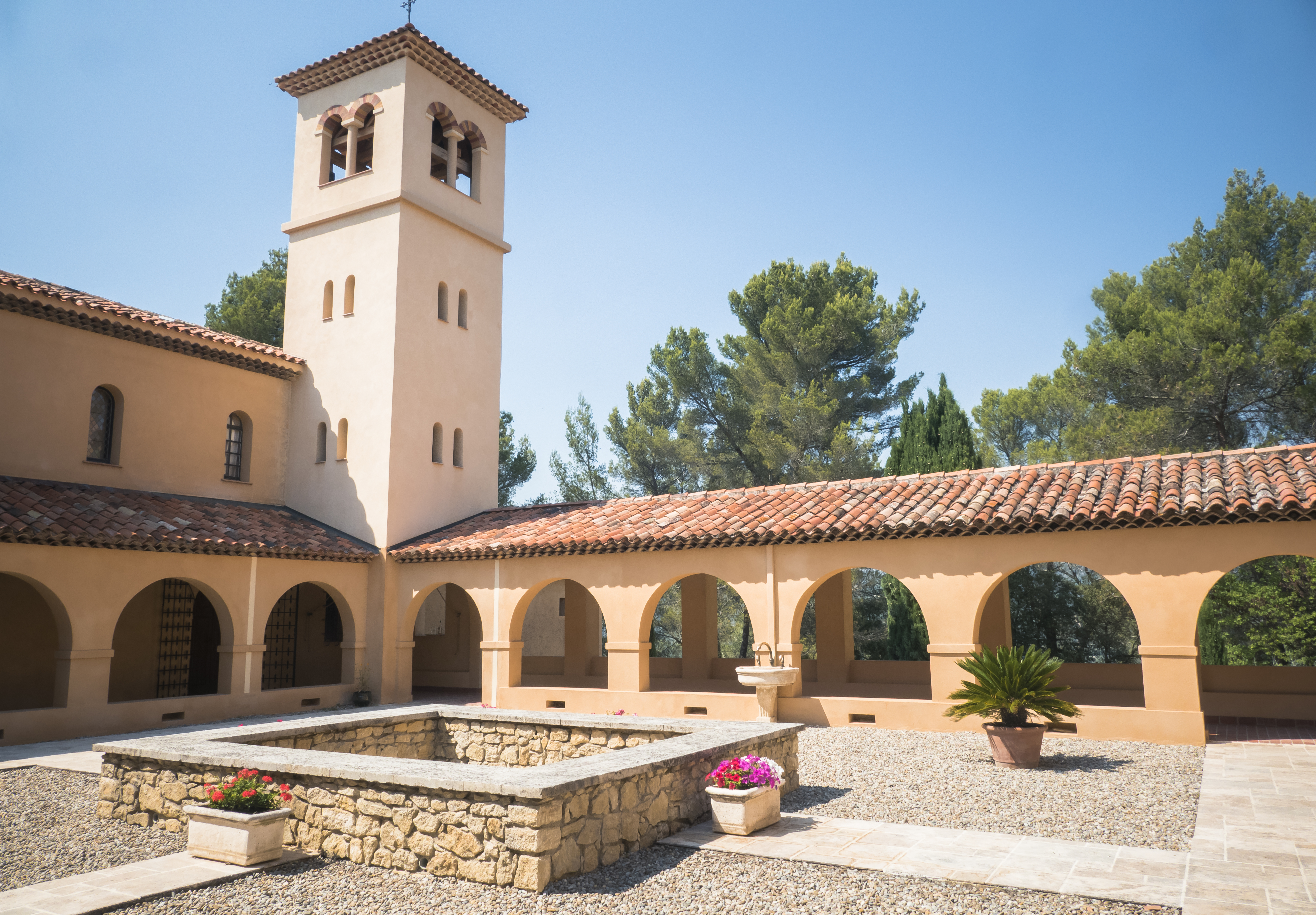 Benediktinerinnenkloster in der Provence, Jouques