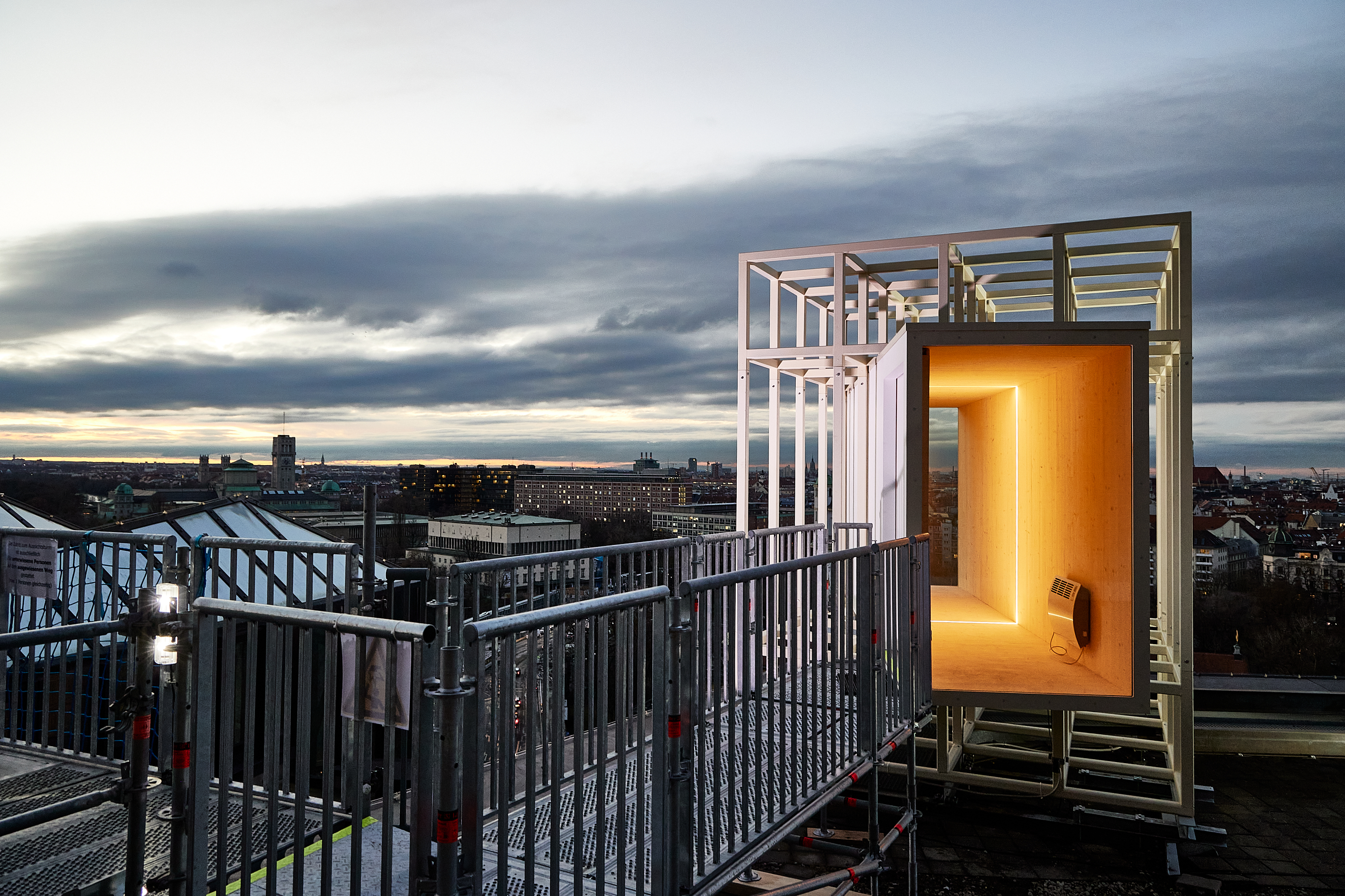 Vom Dach der Philharmonie über die Stadt wachen