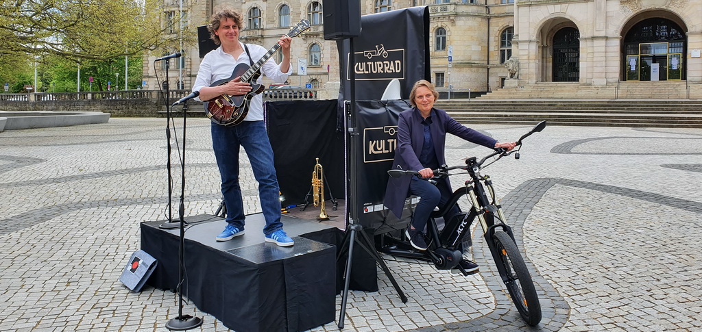 Von links: Erfinder Daniel Zeinoun und Kulturdezernentin Konstanze Beckedorf 