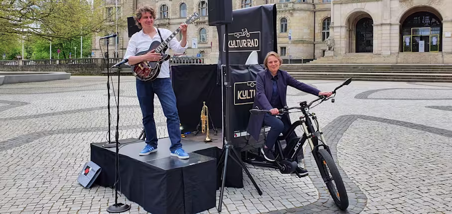 Von links: Erfinder Daniel Zeinoun und Kulturdezernentin Konstanze Beckedorf
