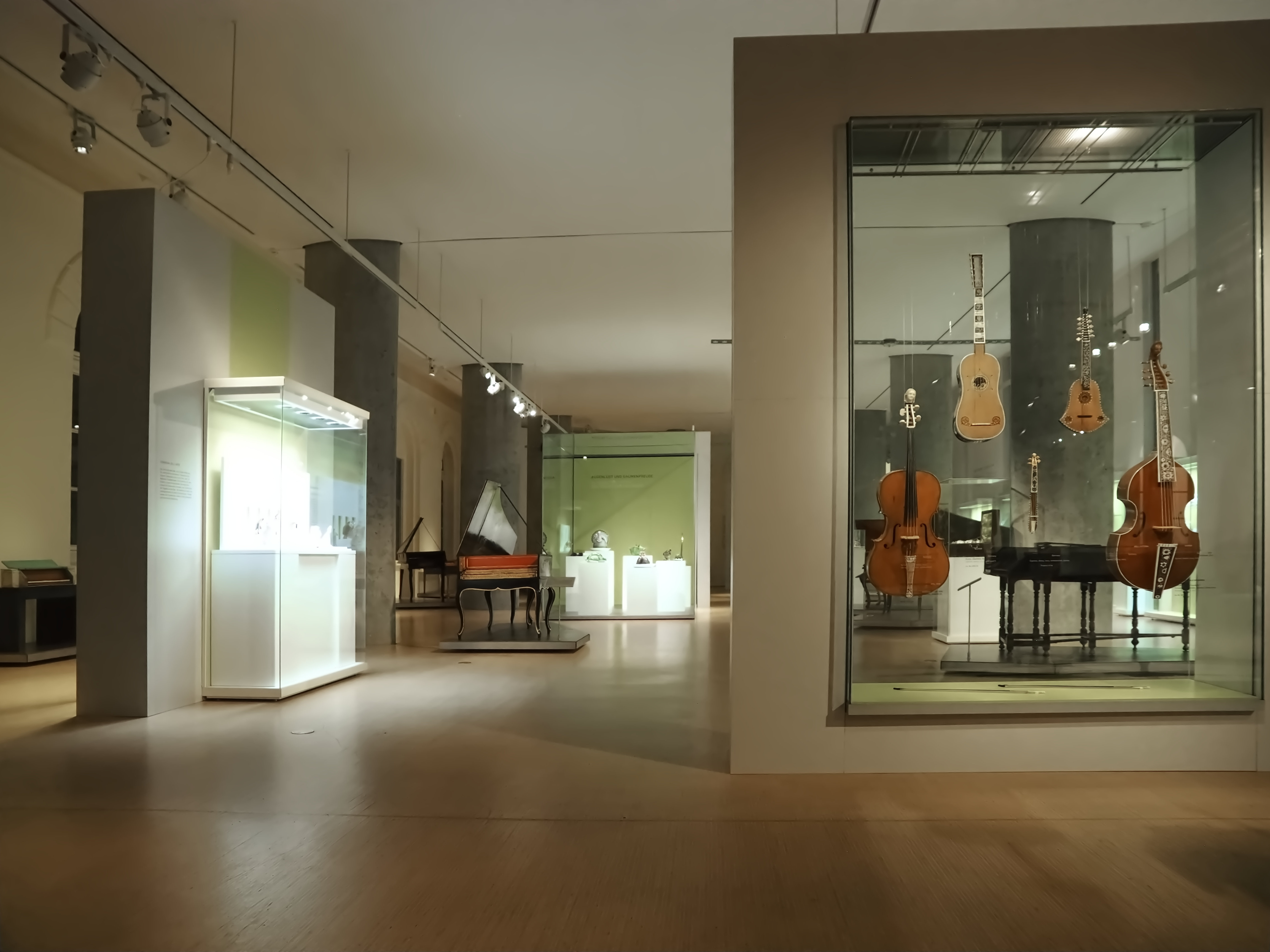 Ausstellungsraum mit Antiken Instrumenten 