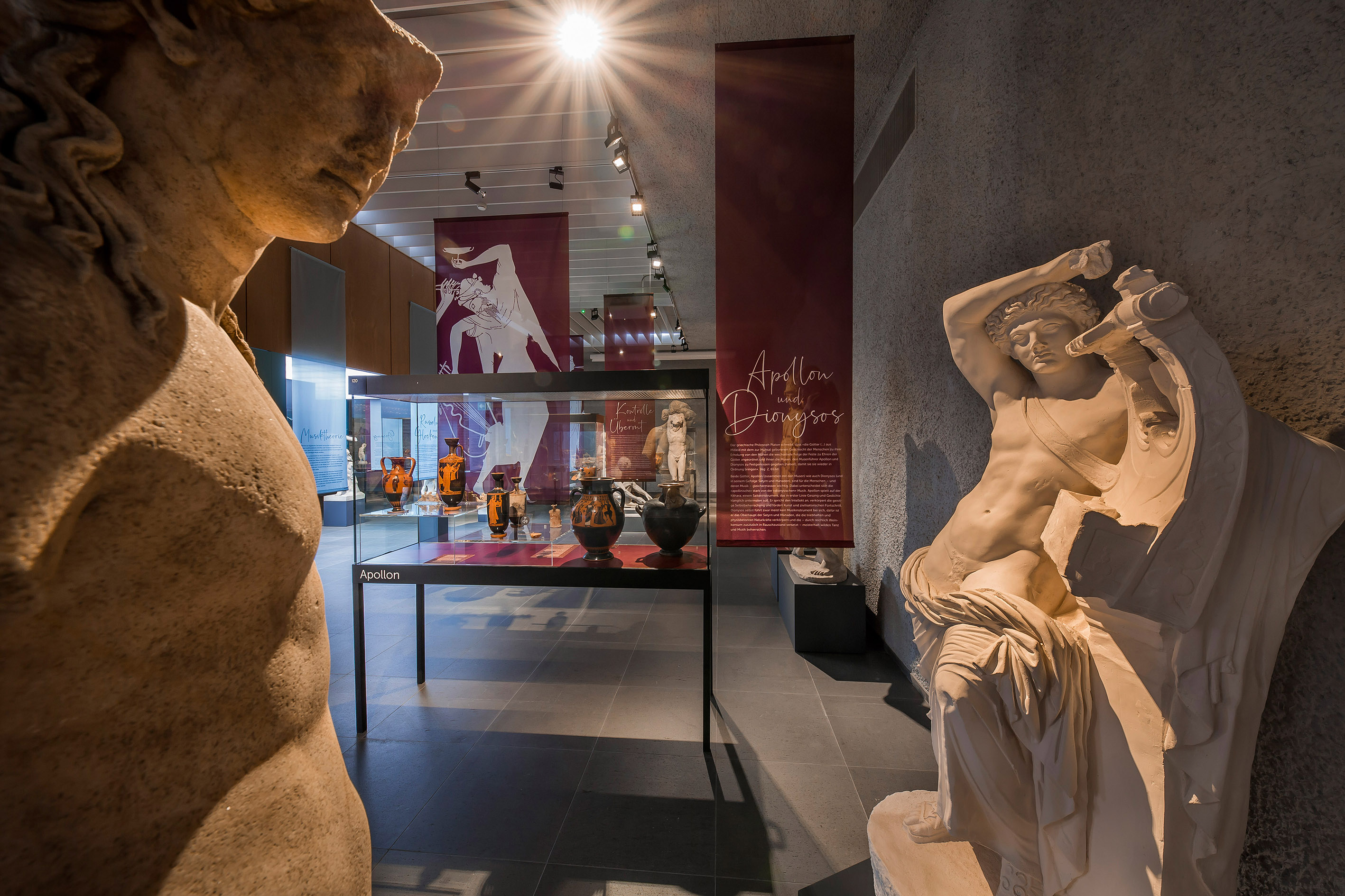 Einblick in die Ausstellung zu Antiken Instrumenten 