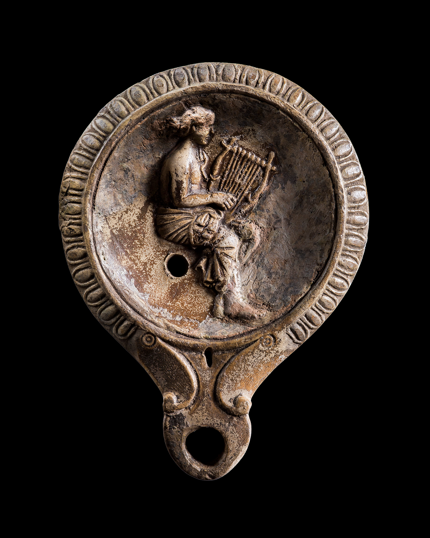Tonlampe mit einer leierspielenden Frau. Rom, mittleres 1. Jh. n. Chr.