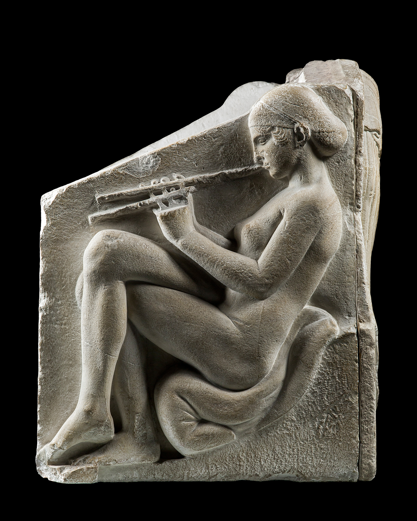 Auf dem Aulos spielende Kurtisane. Nebenseite des sog. Ludovisischen Throns (Altarverkleidung). Grossgriechisches Werk aus der Zeit um 470 v. Chr. Gipsabguss der Skulpturhalle nach dem Original im Palazzo Altemps in Rom.