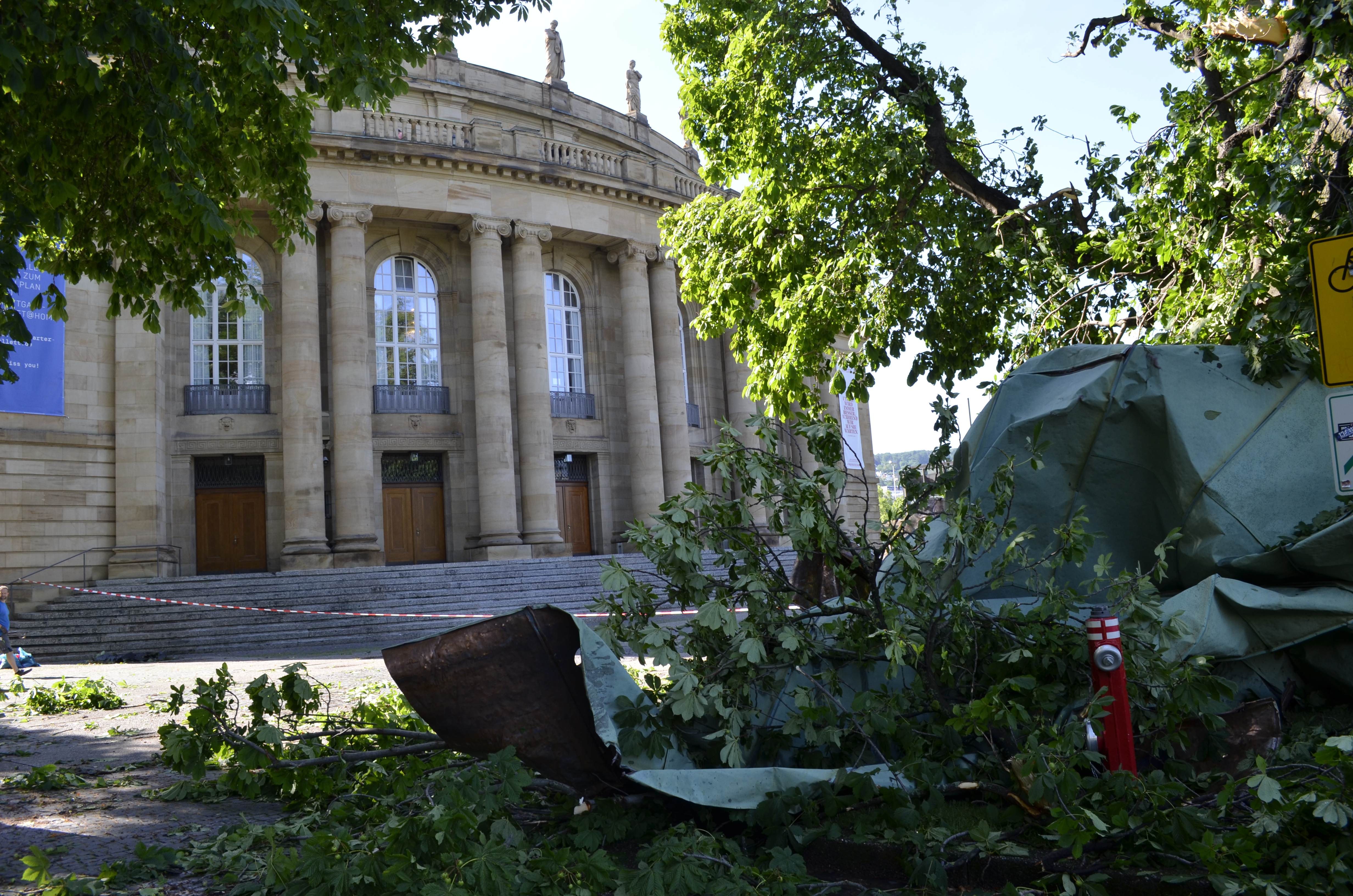 Teile des Daches vor der Staatsoper Stuttgart