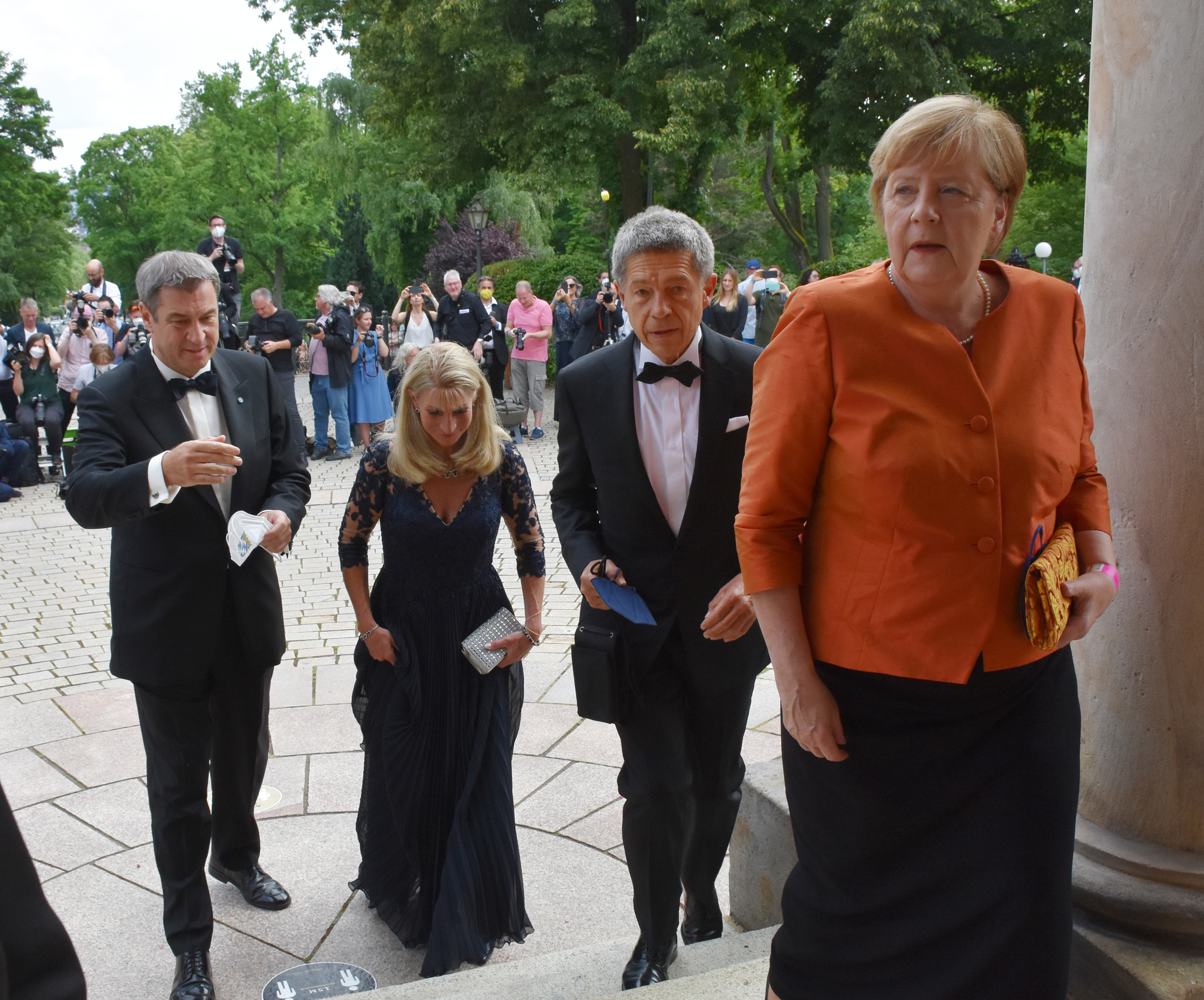 Prominenz in Bayreuth 2021, darunter Markus Söder und Angela Merkel