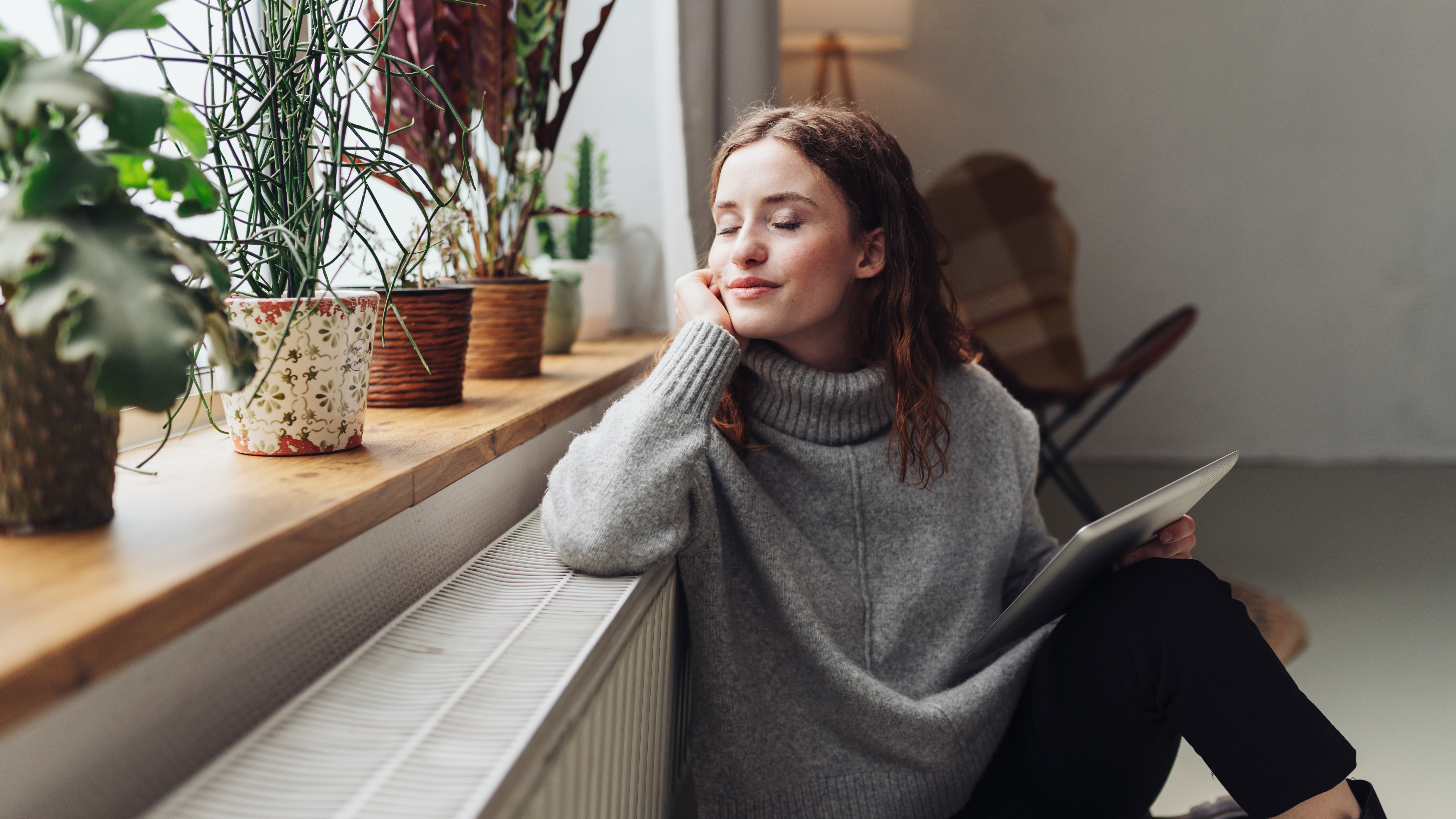 Frau entspannt am Fensterbrett