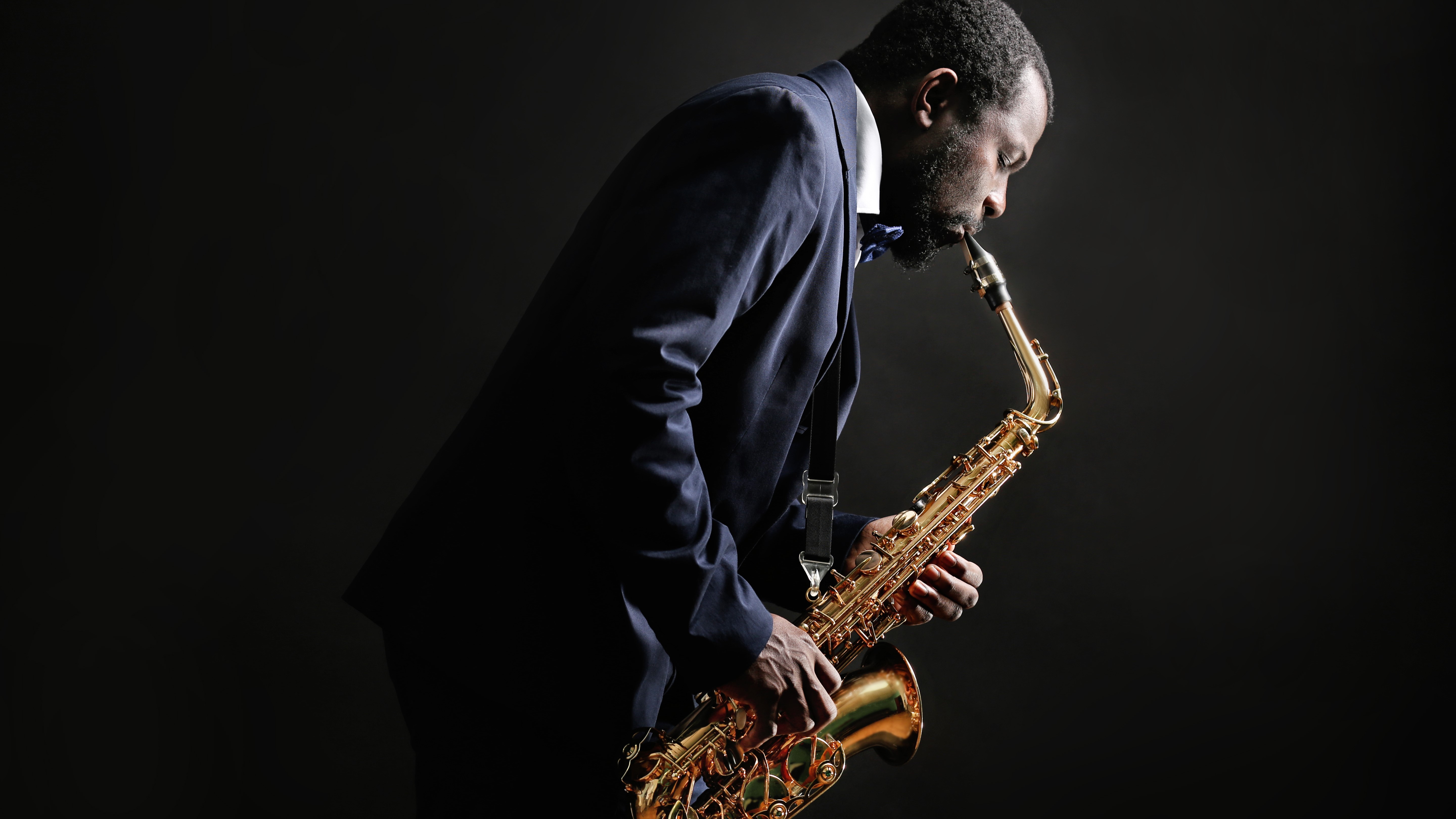 Jazzmusiker spielt Saxophon