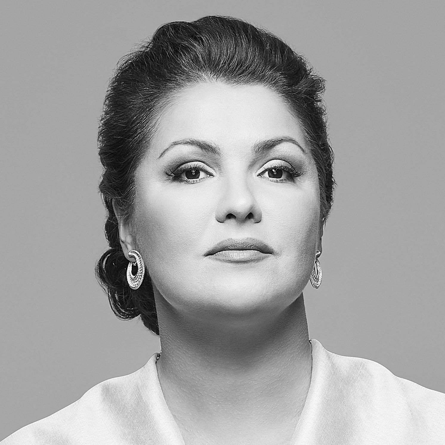 Schwarz-weiß Portrait der Sopranistin Anna Netrebko 
