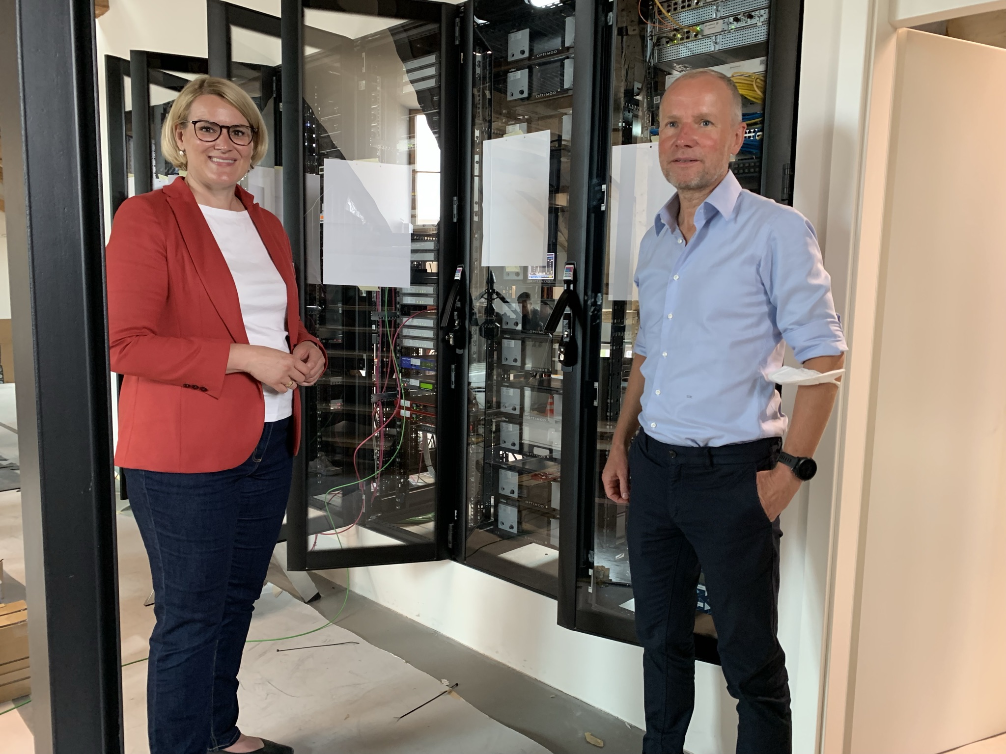 Mit OB Eva Weber vor den Sendetechnik