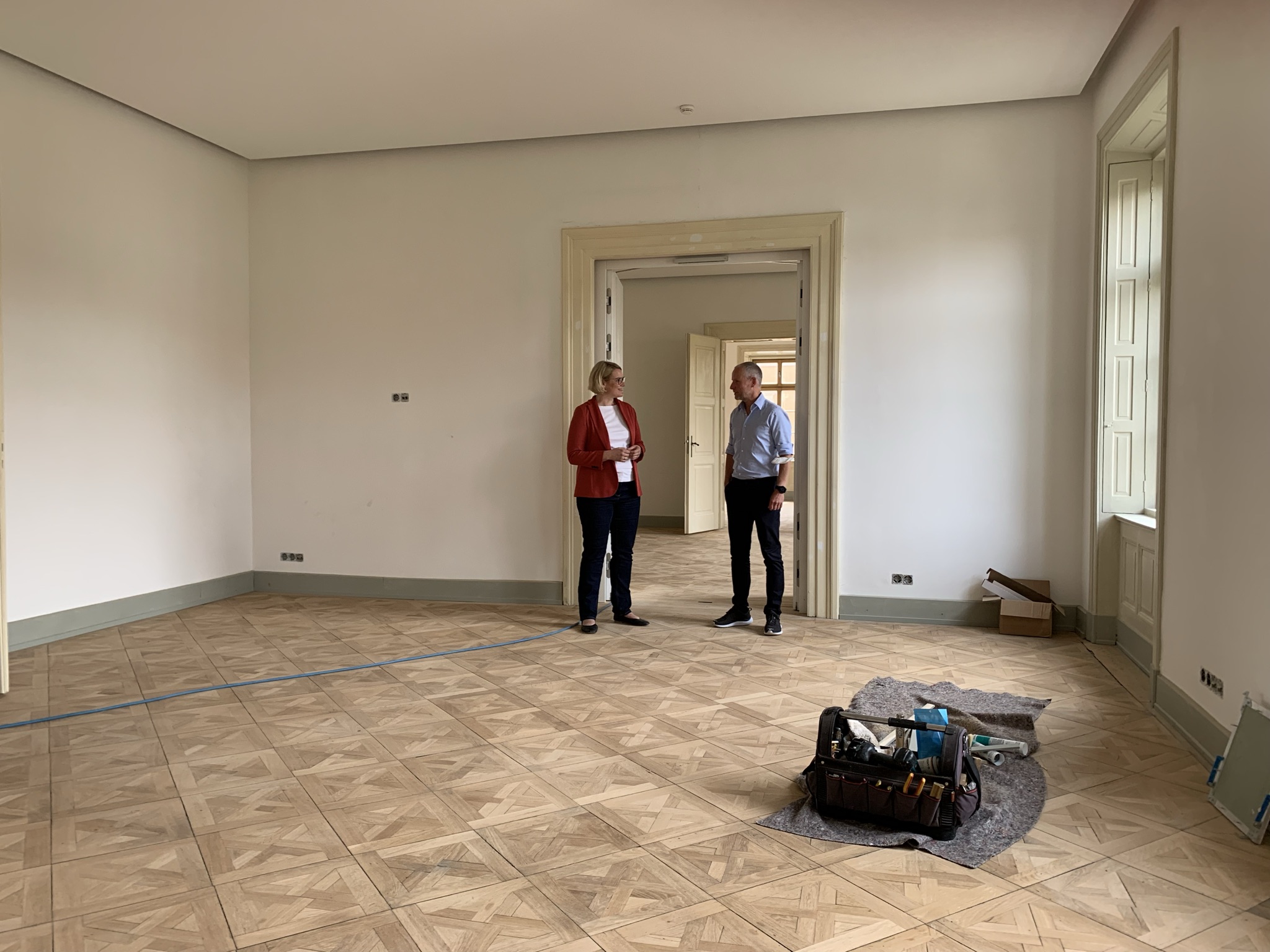 Im Parterre mit frisch abgeschliffenen Böden