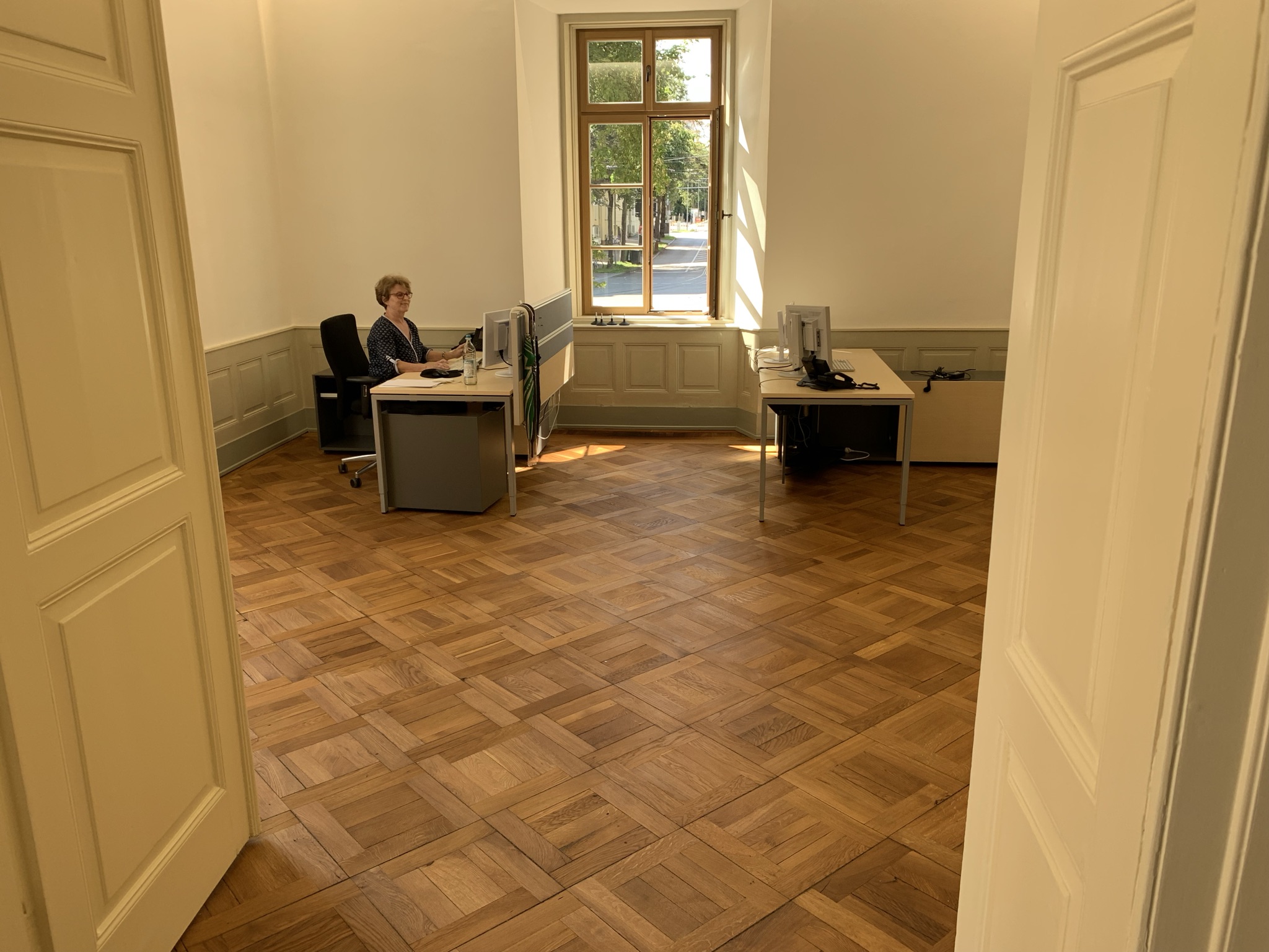 Unser Untermieter, die Raiffeisen Landesbank Oberösterreich ist im Parterre bereits eingezogen ... 