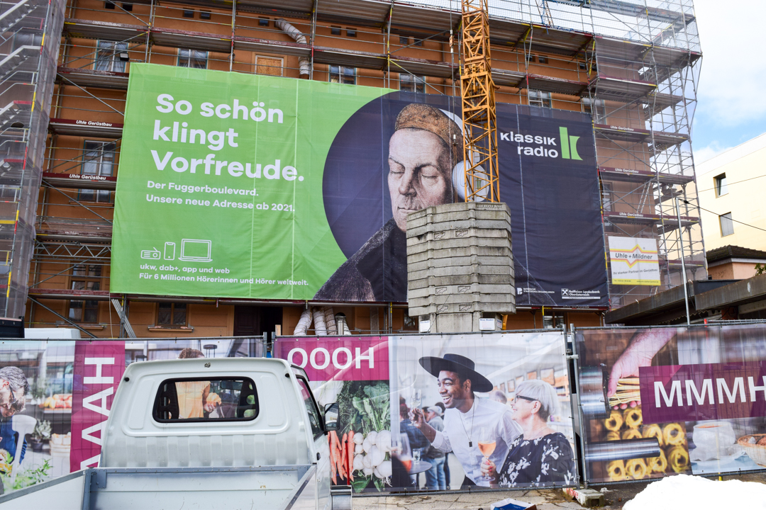 Außengerüst mit Banner und Ocker-Originalfarbe