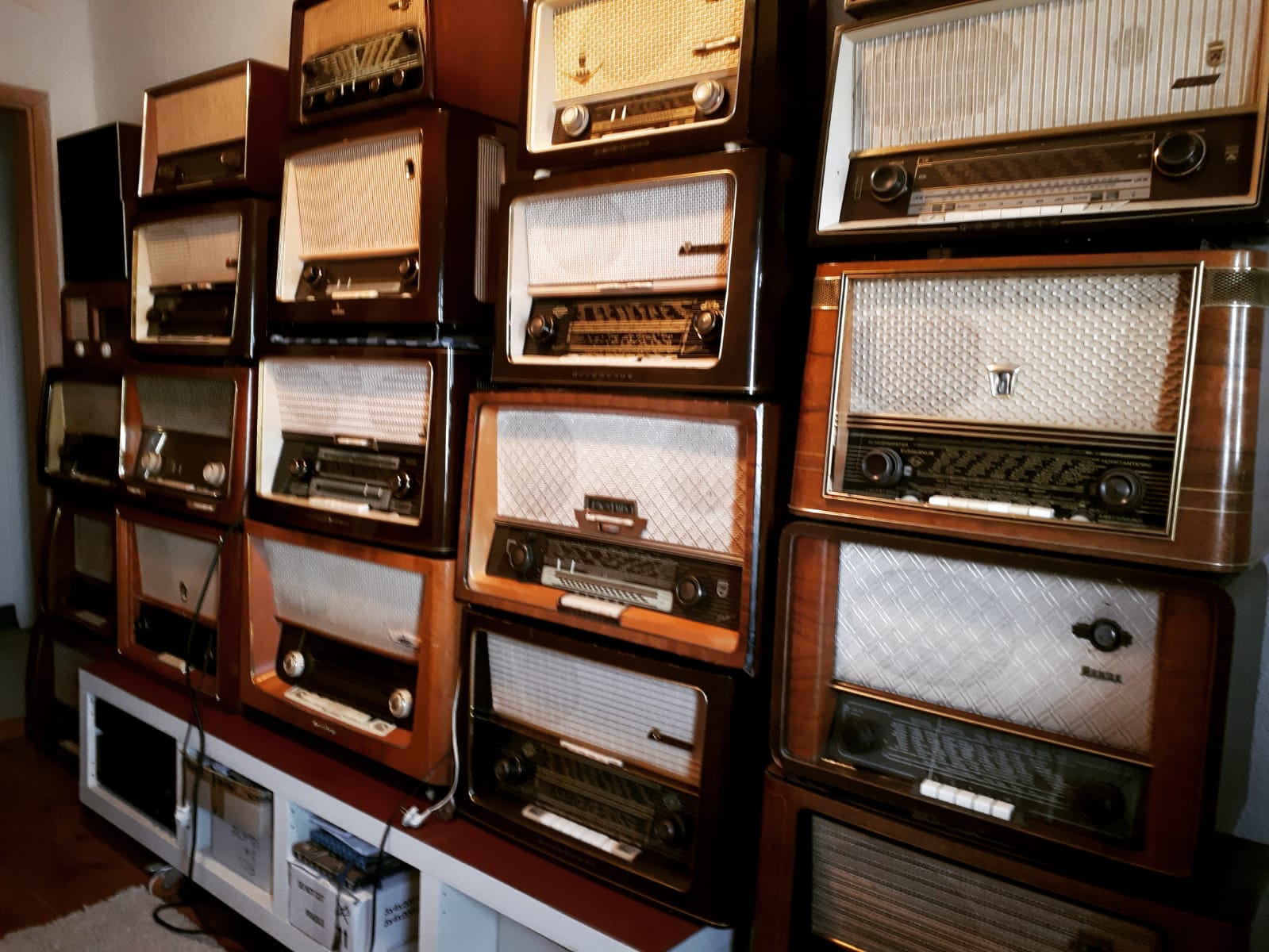 Eine große Sammlung an alten Röhrenradios