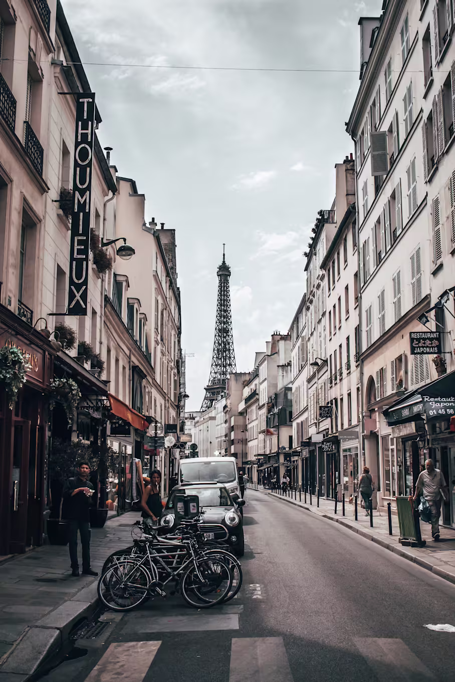 Eine Pariser Straße mit Blick auf den Eiffelturm